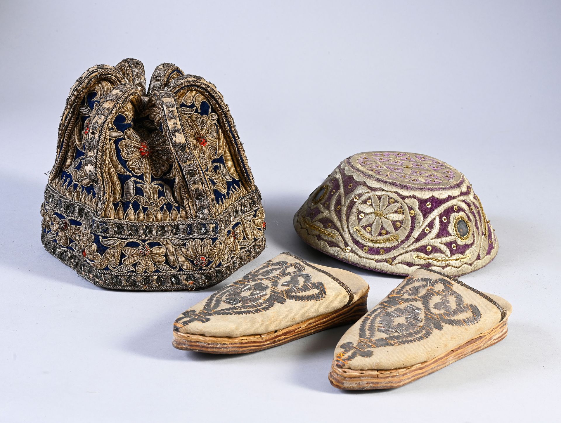 Null Chapeau d'apparat ou couronne en broderie
Zardozi, Inde, fin du XIXe siècle&hellip;