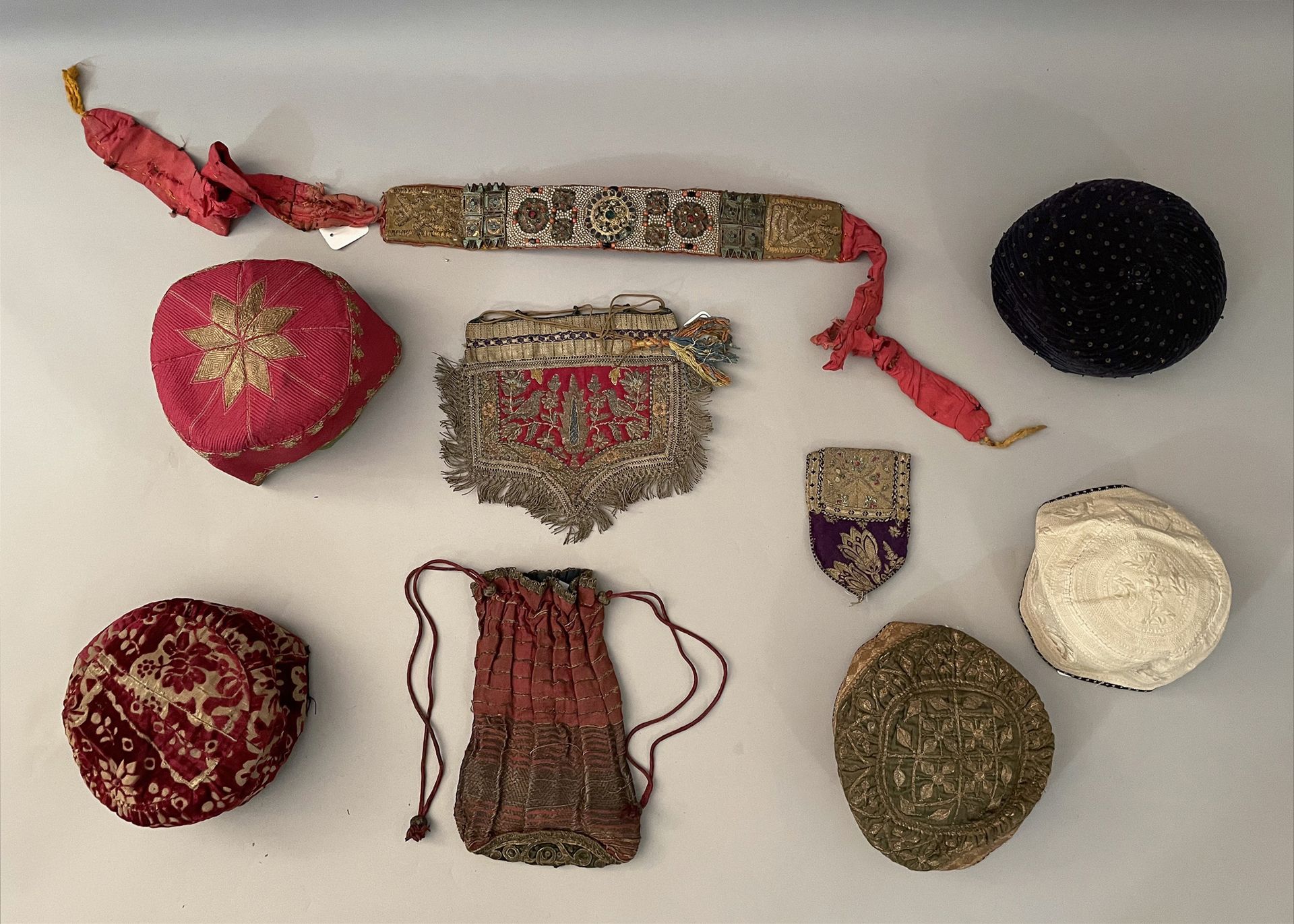 Null 一批传统服装配件，主要是奥斯曼帝国的，19世纪末至20世纪初，四顶刺绣的男士帽子和第五顶薄片天鹅绒的帽子。三个锦缎、天鹅绒和缎子的袋子，用金线和银线刺&hellip;