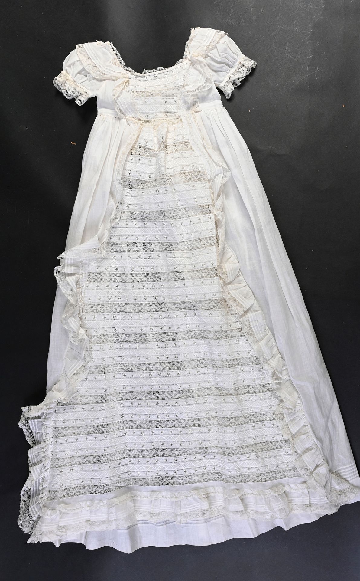 Null 一件绣花和蕾丝的洗礼礼服，19世纪末。
短袖连衣裙，裙子正面装饰有精致的刺绣entre-deux和Valenciennes bobbin花边，每侧有翻&hellip;