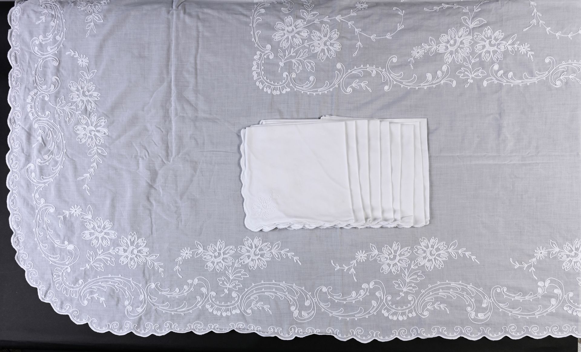Null Table service, tablecloth and eleven napkins, Cornely embroidery, first hal&hellip;