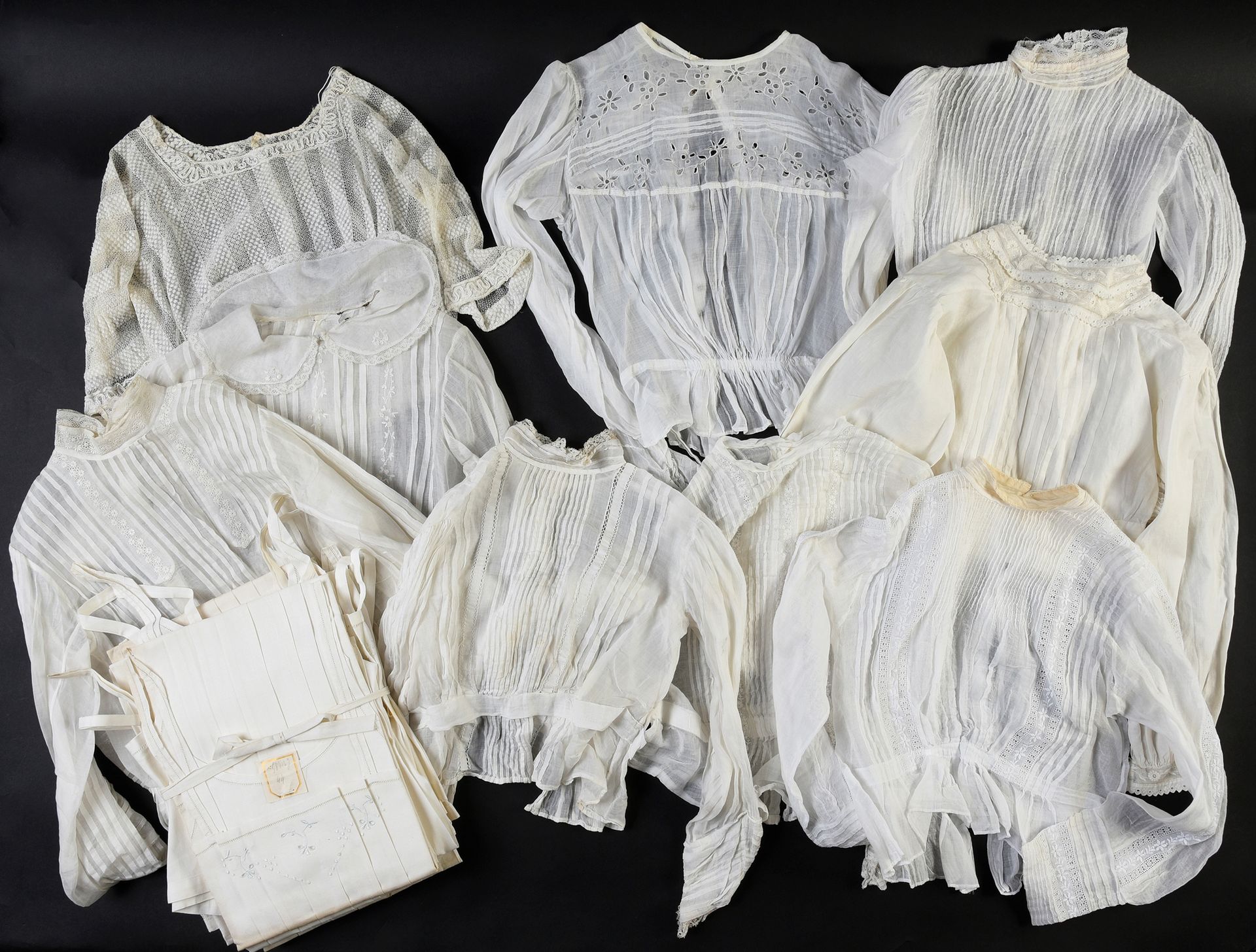 Null 绣花和蕾丝的上衣和内衣，19世纪末/20世纪初。
八件圣餐衫和上衣，七件是亚麻或棉质薄纱，有小褶，有些是刺绣或有花边的，还有一件完全是花边的上衣（状况&hellip;