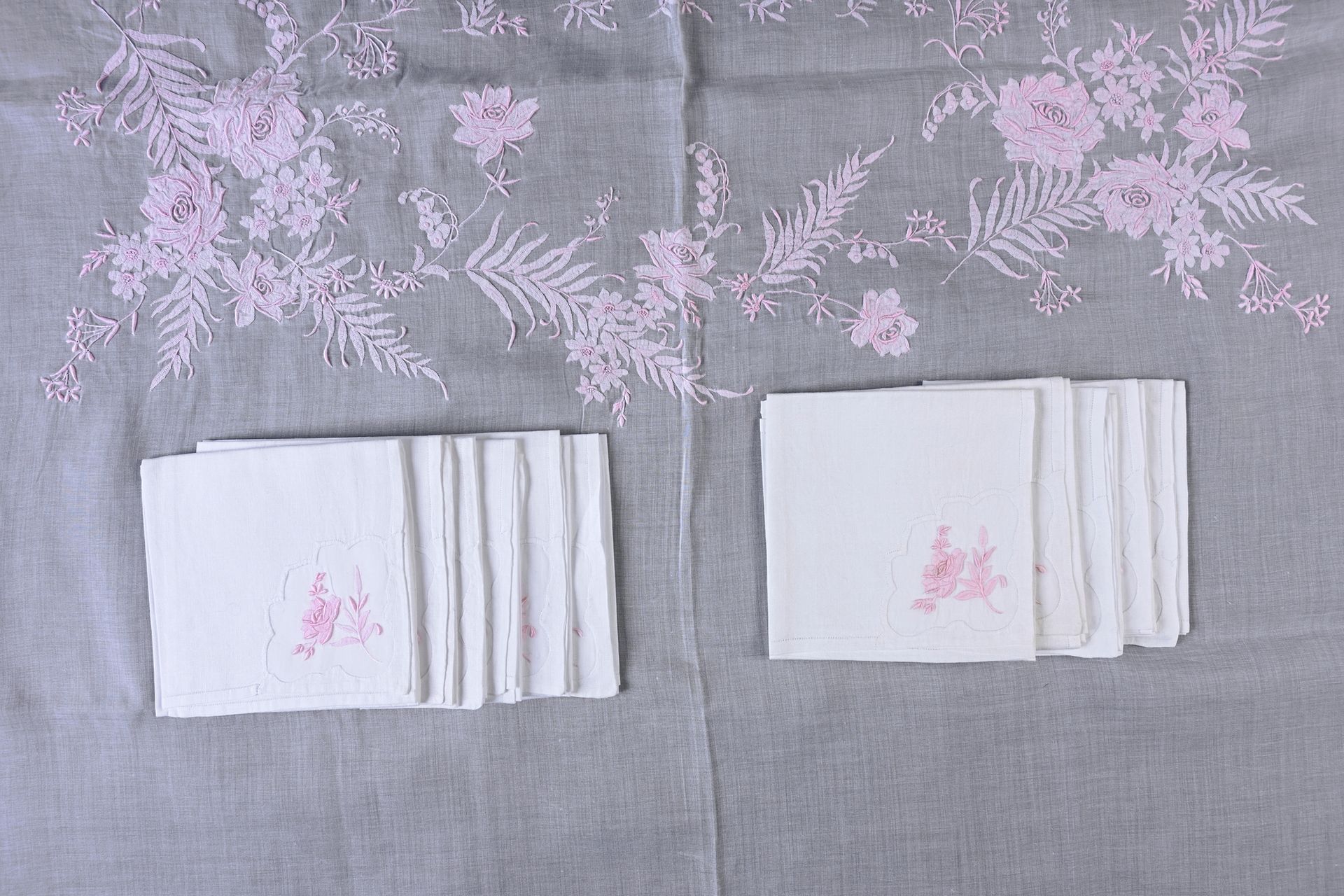 Null 20世纪上半叶，粉色刺绣欧根迪桌布和餐巾。
桌布和11张欧根迪餐巾，上面绣有优雅的玫瑰花、叶子和花蕾的图案。
桌布尺寸：2,60 x 1,70 m (&hellip;
