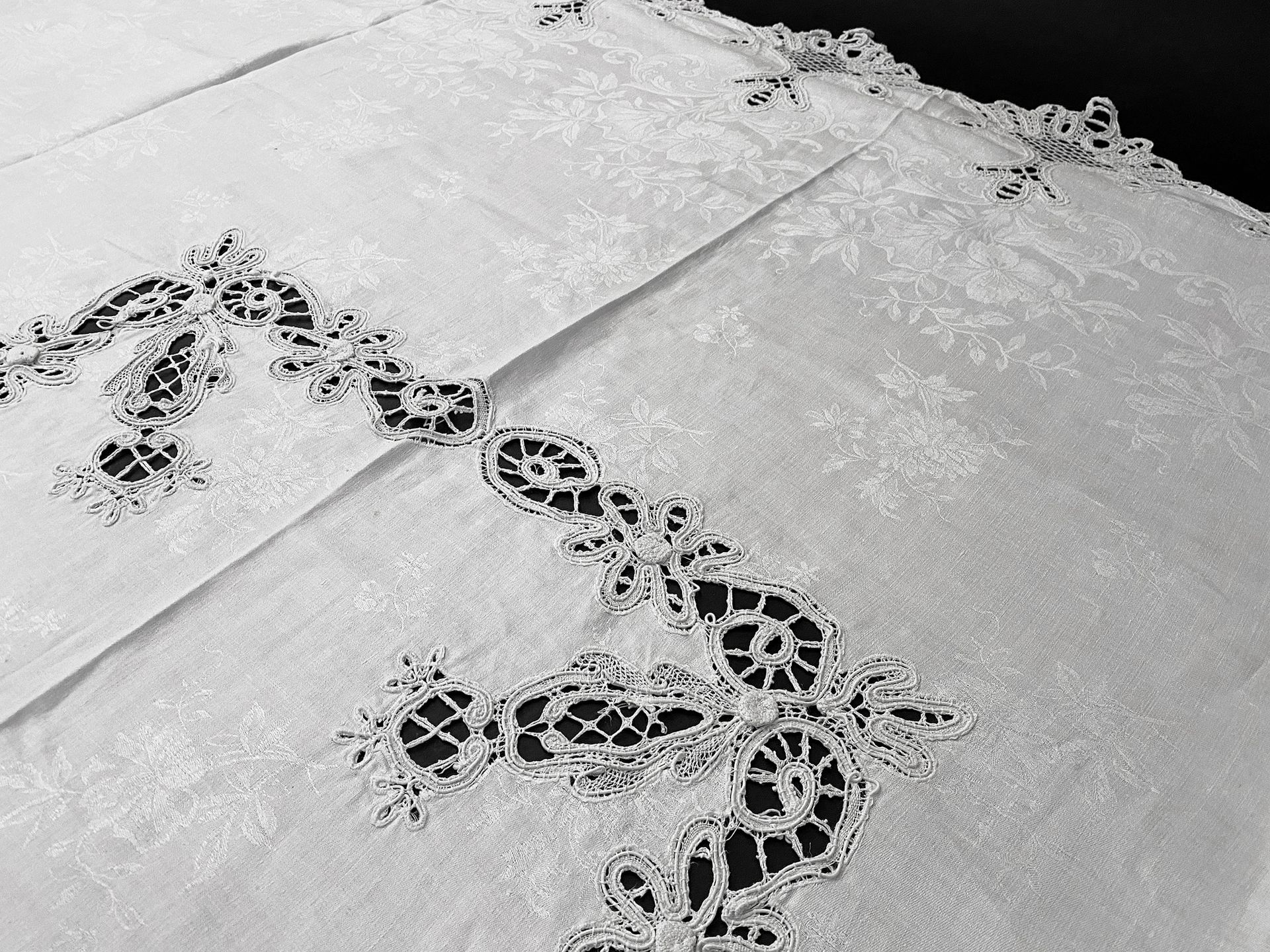 Null 大马士革和蕾丝桌布，20世纪上半叶。
大马士革面料，有波浪纹和花朵装饰，边框用Mirecourt类型的波纹花边包边，桌布上镶嵌着同样的花边。
尺寸：3&hellip;