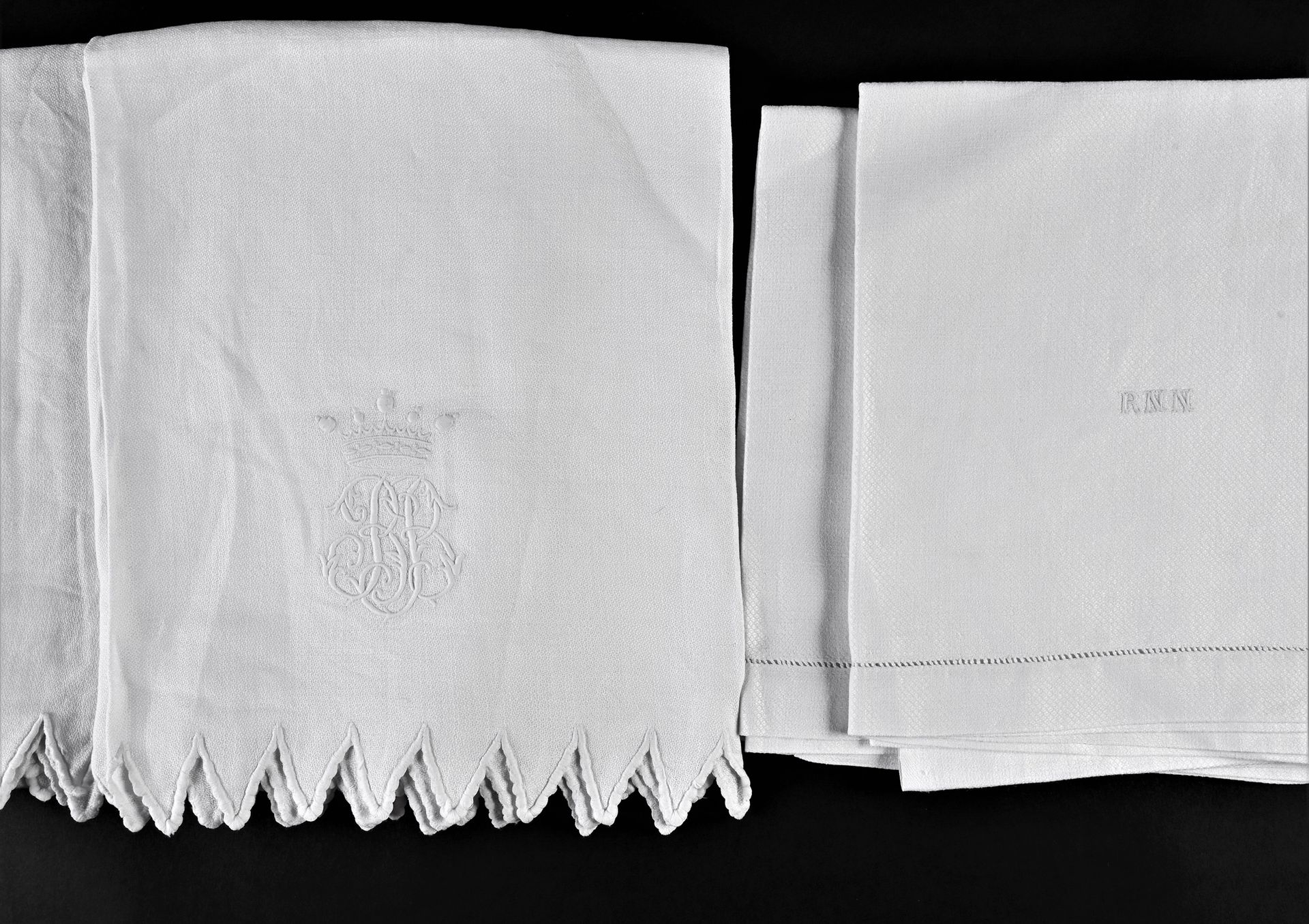Null 毛巾，男爵之冠，20世纪末。
一对花岗岩毛巾，两端有扇形针刺绣，在男爵皇冠下有白色和浮雕的复杂单字（其中一条上有三个小孔），一对亚麻布毛巾，有 "鹧鸪&hellip;