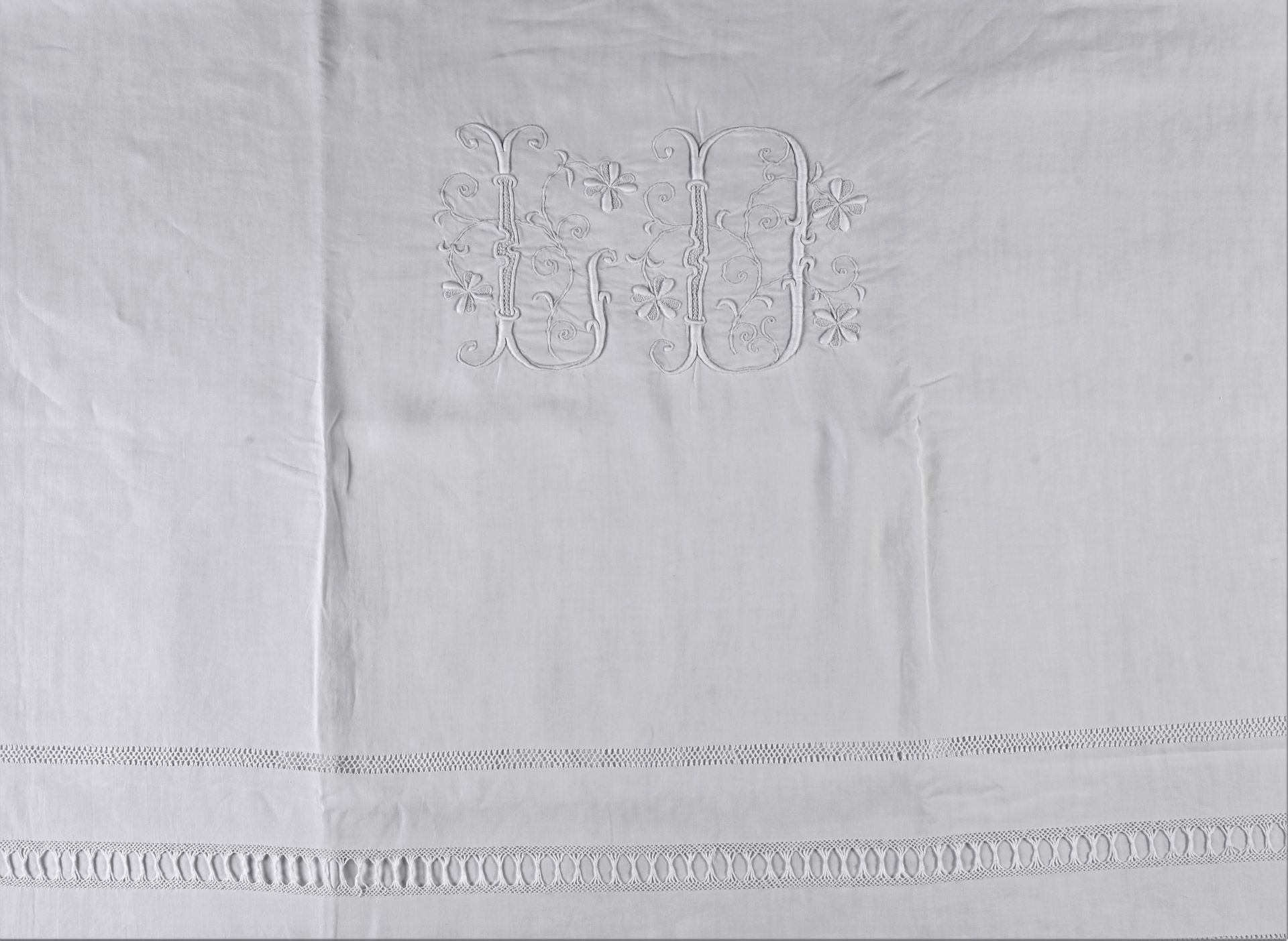 Null 亚麻床单，日子和刺绣，20世纪上半叶。
一个天的河流和大的单字LD，用白色和浮雕的方式绣着四叶草的花环（状况良好）Dim: 230 x 356 cm
