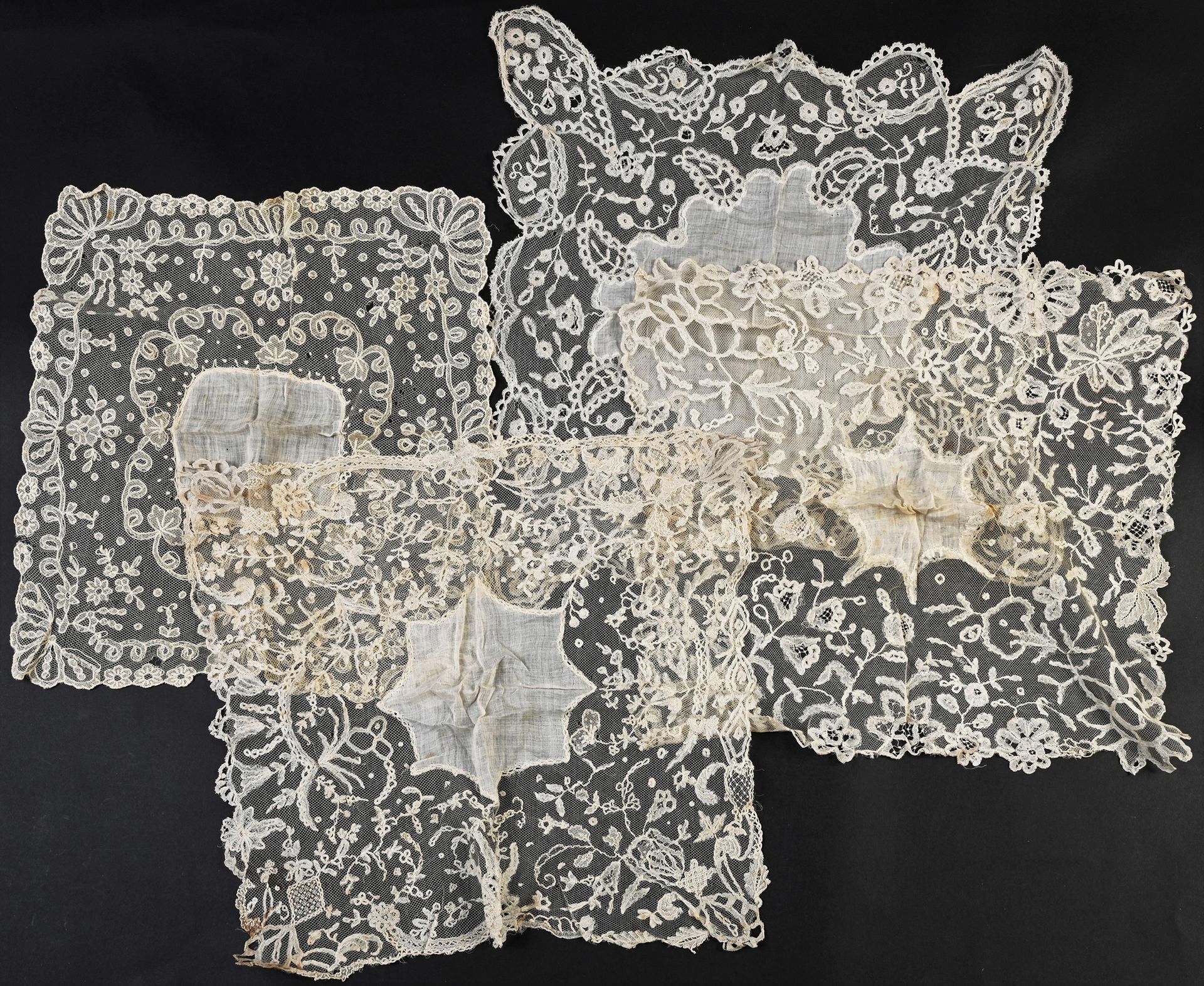 Null 四块手帕，贴花D'Angleterre和刺绣薄纱，19世纪末和20世纪初。
四块蕾丝框架的手帕，其中三块是贴花D'Angleterre，纺锤形花卉图案&hellip;
