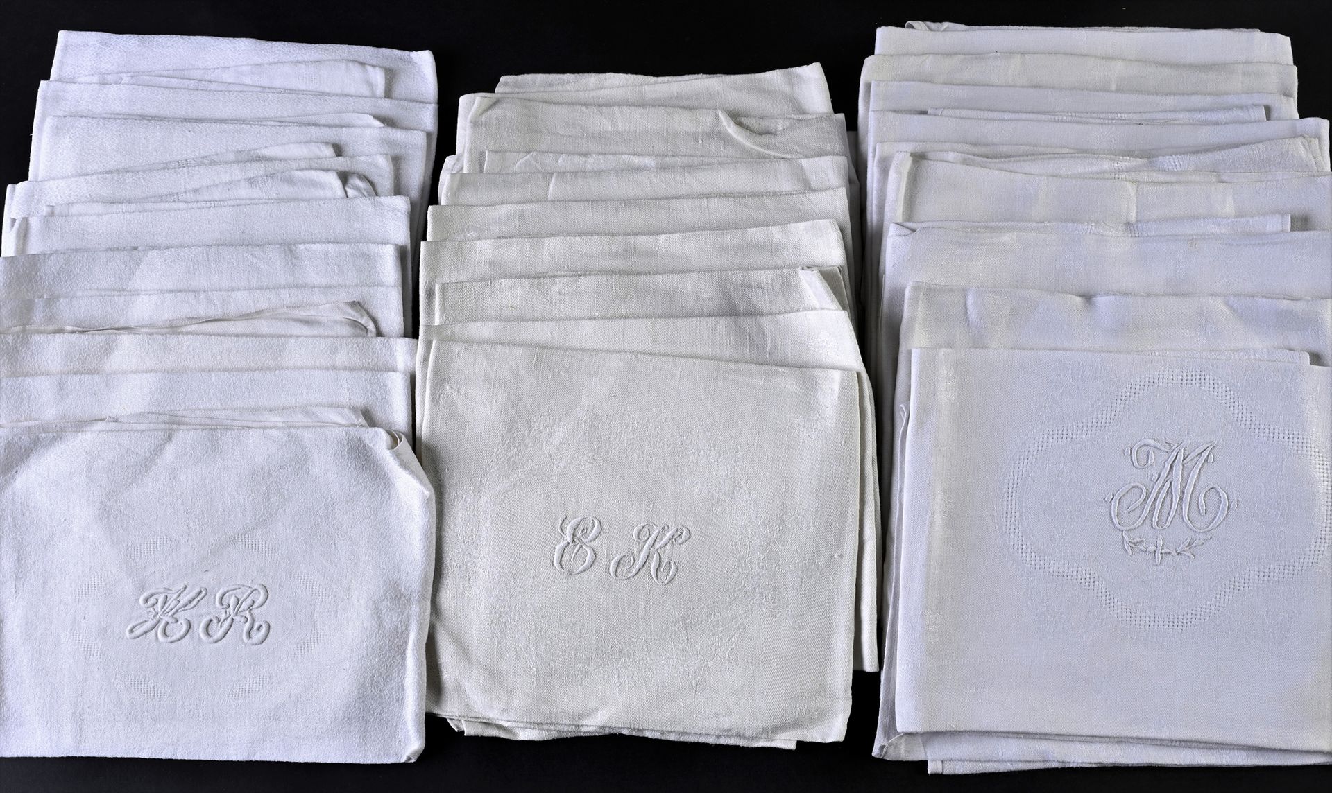 Null Tre set di asciugamani in damasco, prima metà del XX secolo.
In damasco di &hellip;