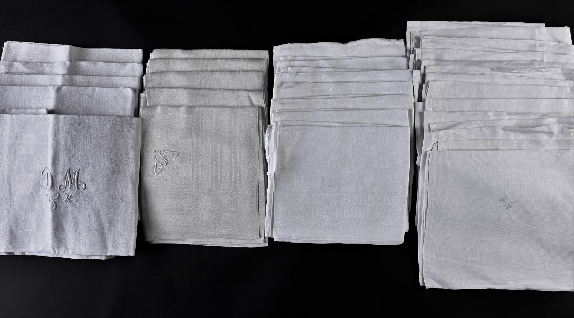 Null 四套大马士革毛巾，20世纪上半叶。
棉质大马士革，有对比的格子图案，包括一套有图案的毛巾，11条在一角绣有小的LA图案，5条在一角绣有LR图案（薄荷状&hellip;