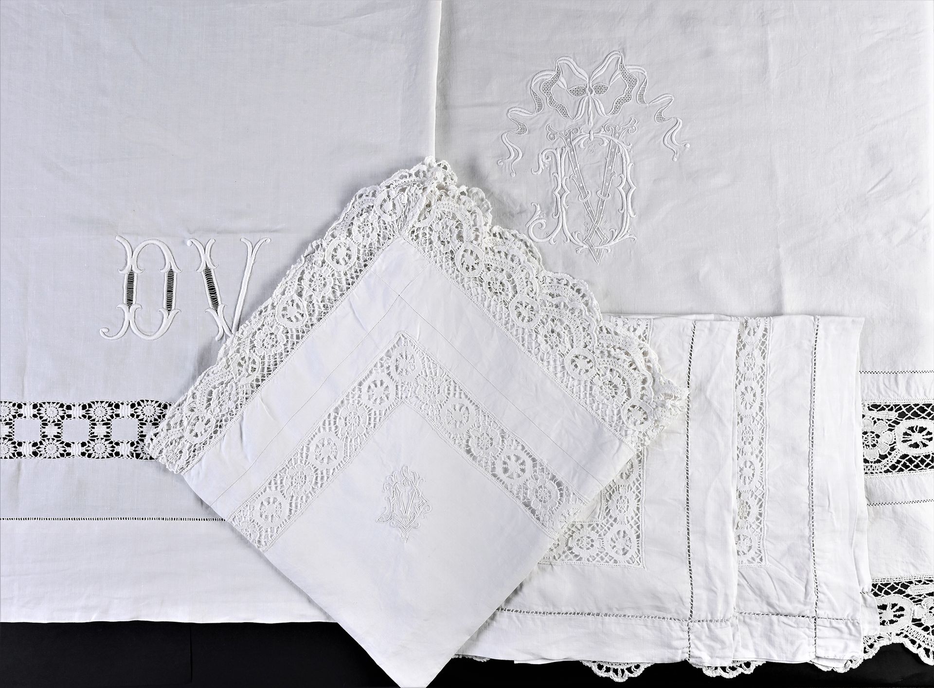 Null Two large and wide sheets and pillowcases, linen and lace, 1st half of the &hellip;