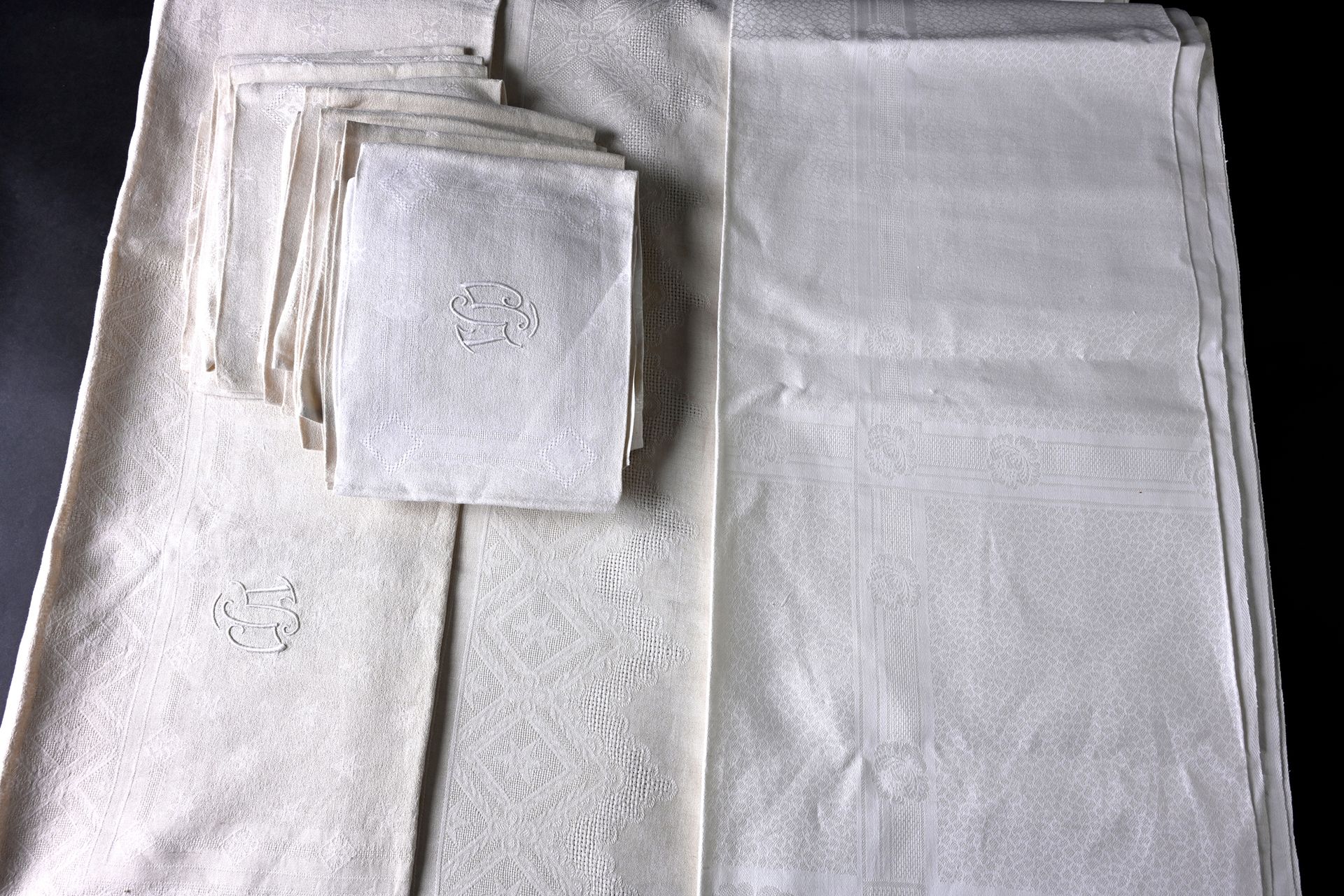 Null 大马士革餐桌服务和一块桌布，20世纪上半叶。
一张桌布服务和十二张餐巾，棉质大马士革的星星，VD刺绣，桌布2,40 x 2,10米（状况良好）和一张大&hellip;