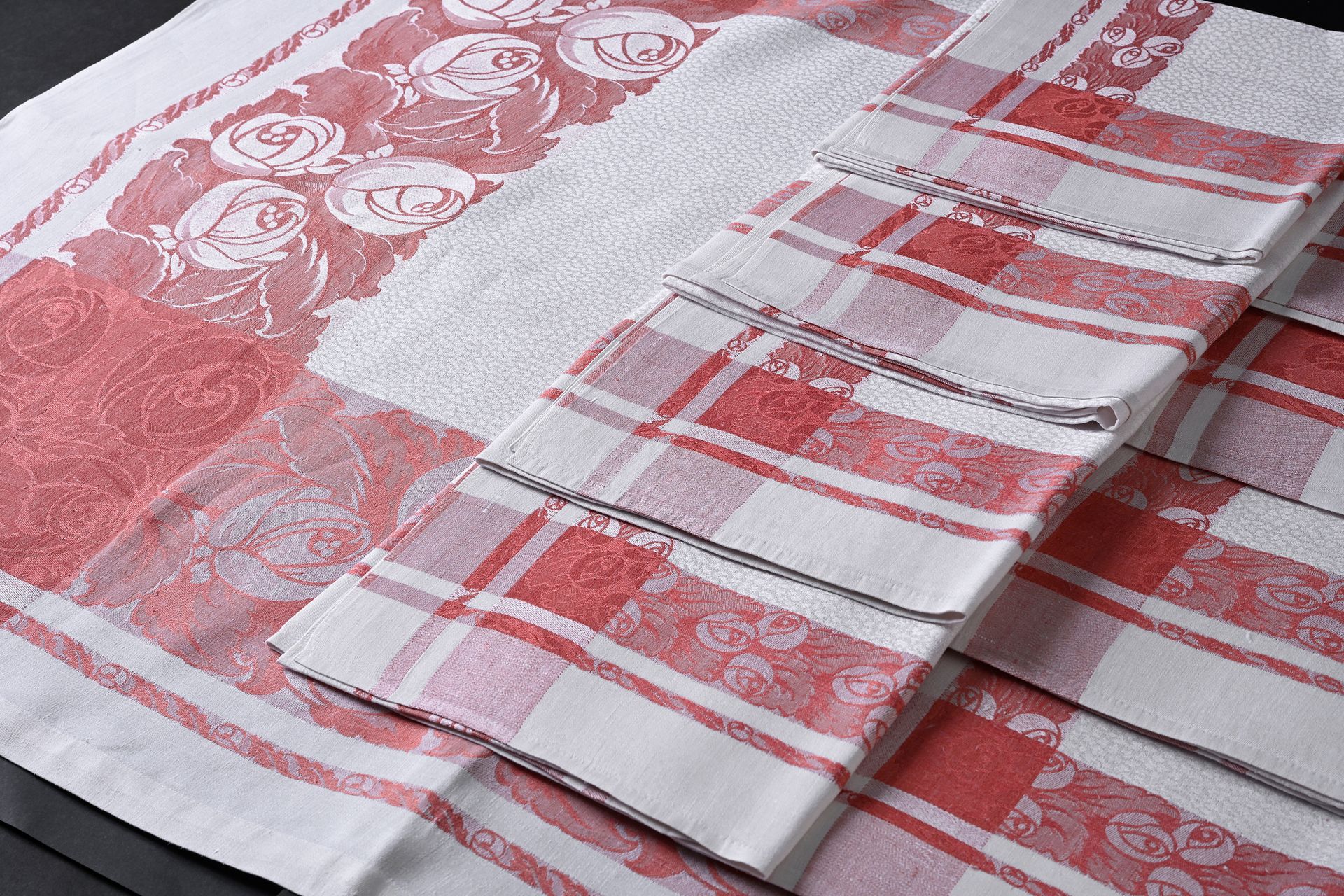 Null 餐桌服务，桌布和18张大马士革餐巾，大约在1930年。
大马士革棉布，有对比强烈的奶油色和柔和的砖红色框架，装饰有典型的装饰艺术风格的玫瑰和叶子的设计&hellip;