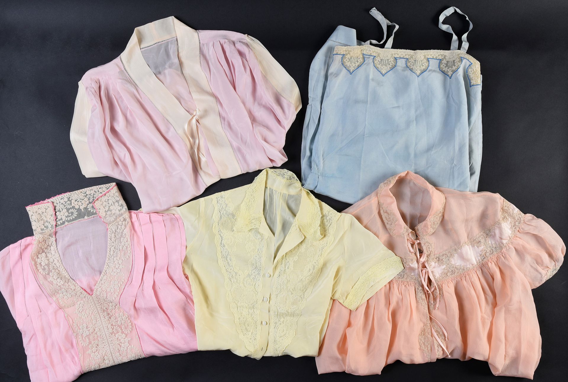 Null 妇女的丝绸和蕾丝服装，大约在1930-40年。
五件完全由手工缝制的丝绸和蕾丝，一件粉红色的丝绸夏装，领口有加莱蕾丝，一件粉红色的丝绸海绵和奶油色的内&hellip;