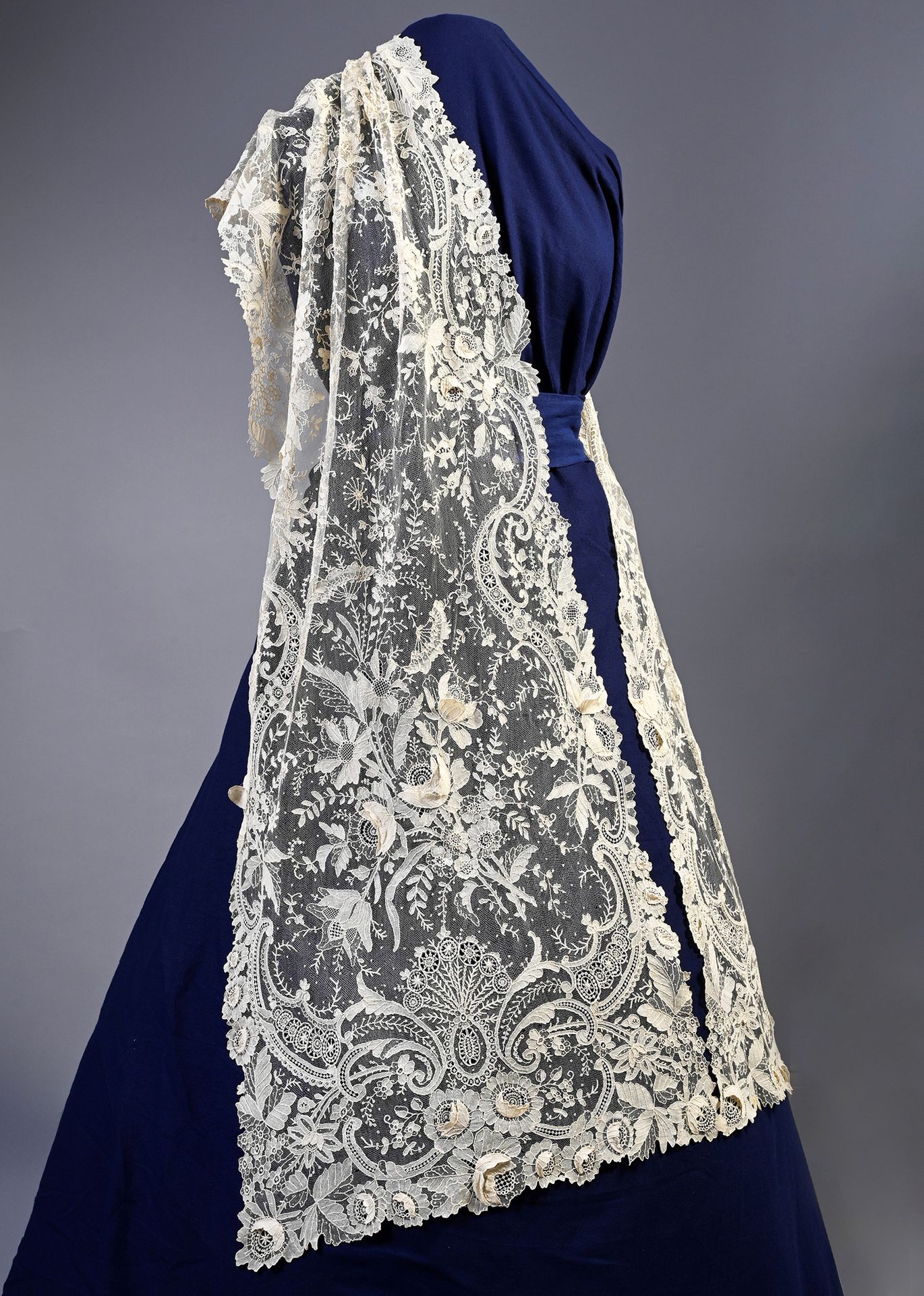 Null 纱布缝制的新娘披肩，玫瑰针法，19世纪末。
饰有一百多朵花，玫瑰或郁金香，有双排或三排分离的花瓣，美丽的框架，有柔软的涡旋和装饰有模式和奖章的框，有不&hellip;
