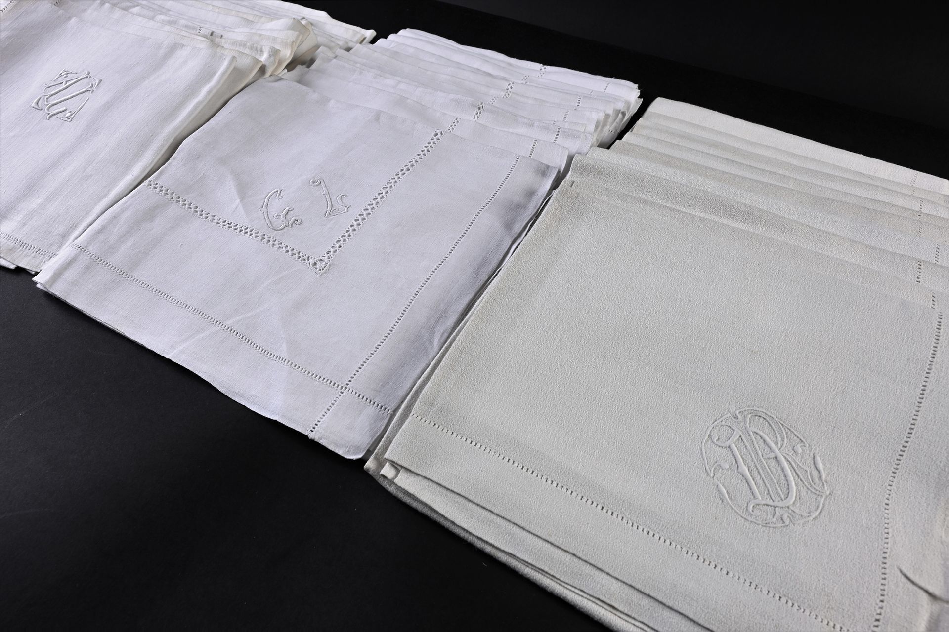 Null Trois suites de serviettes en lin ou métis, 1ère moitié du XXe siècle.
Deux&hellip;