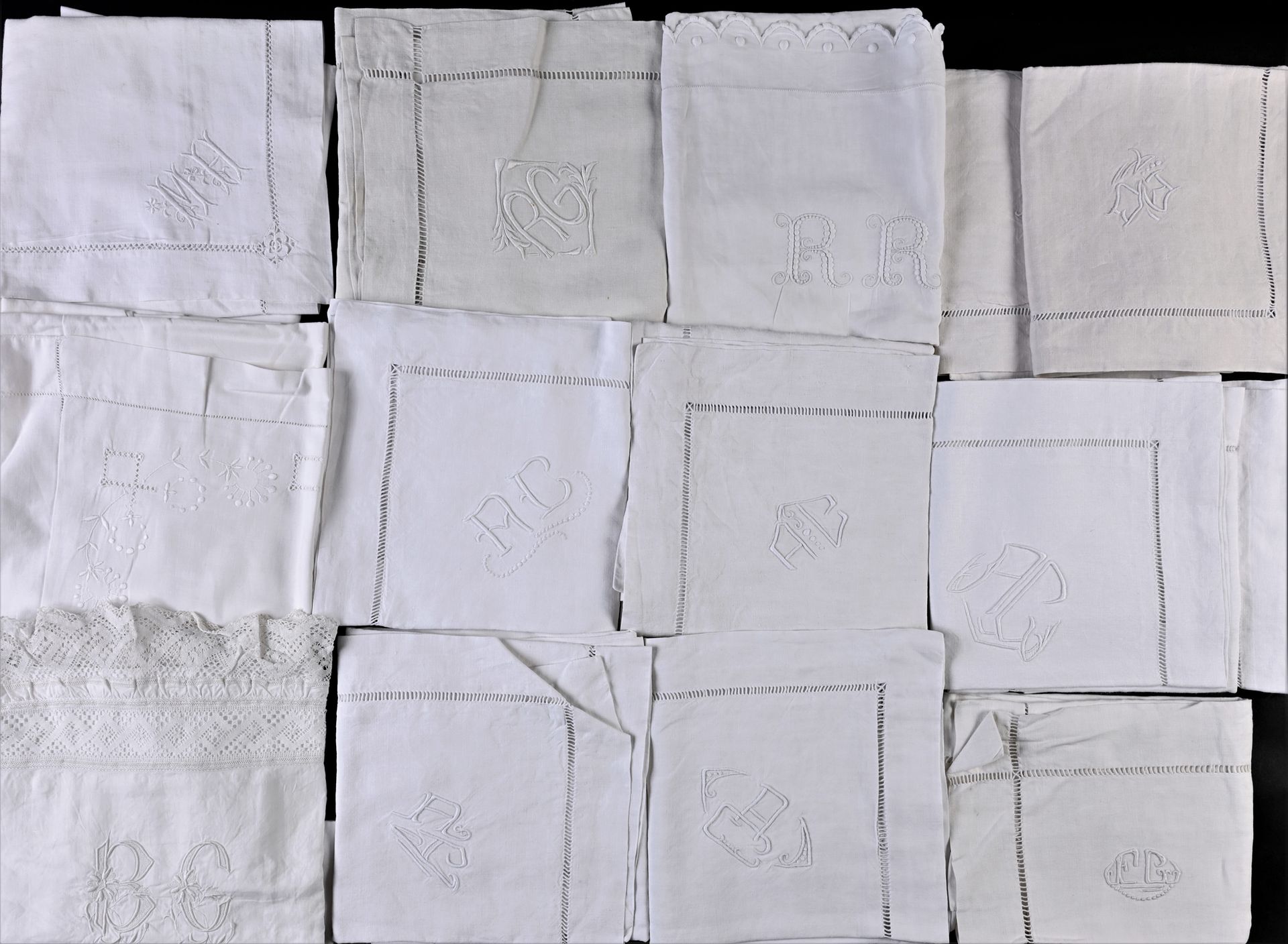 Null 七对枕头套和十八个枕头套，20世纪中期。
大部分是亚麻布，有些是棉布，大部分用日光处理，各种刺绣的单字（状况良好）