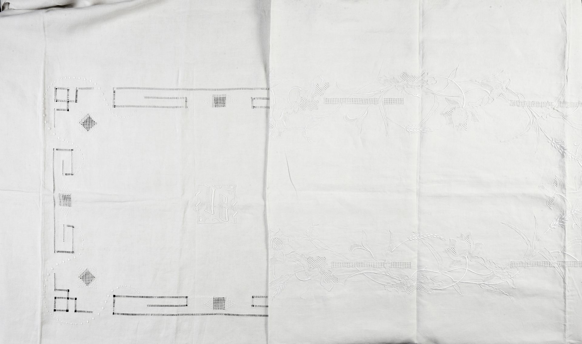Null Dos manteles bordados, 1ª mitad del siglo XX.
En lino crudo, camino de mesa&hellip;