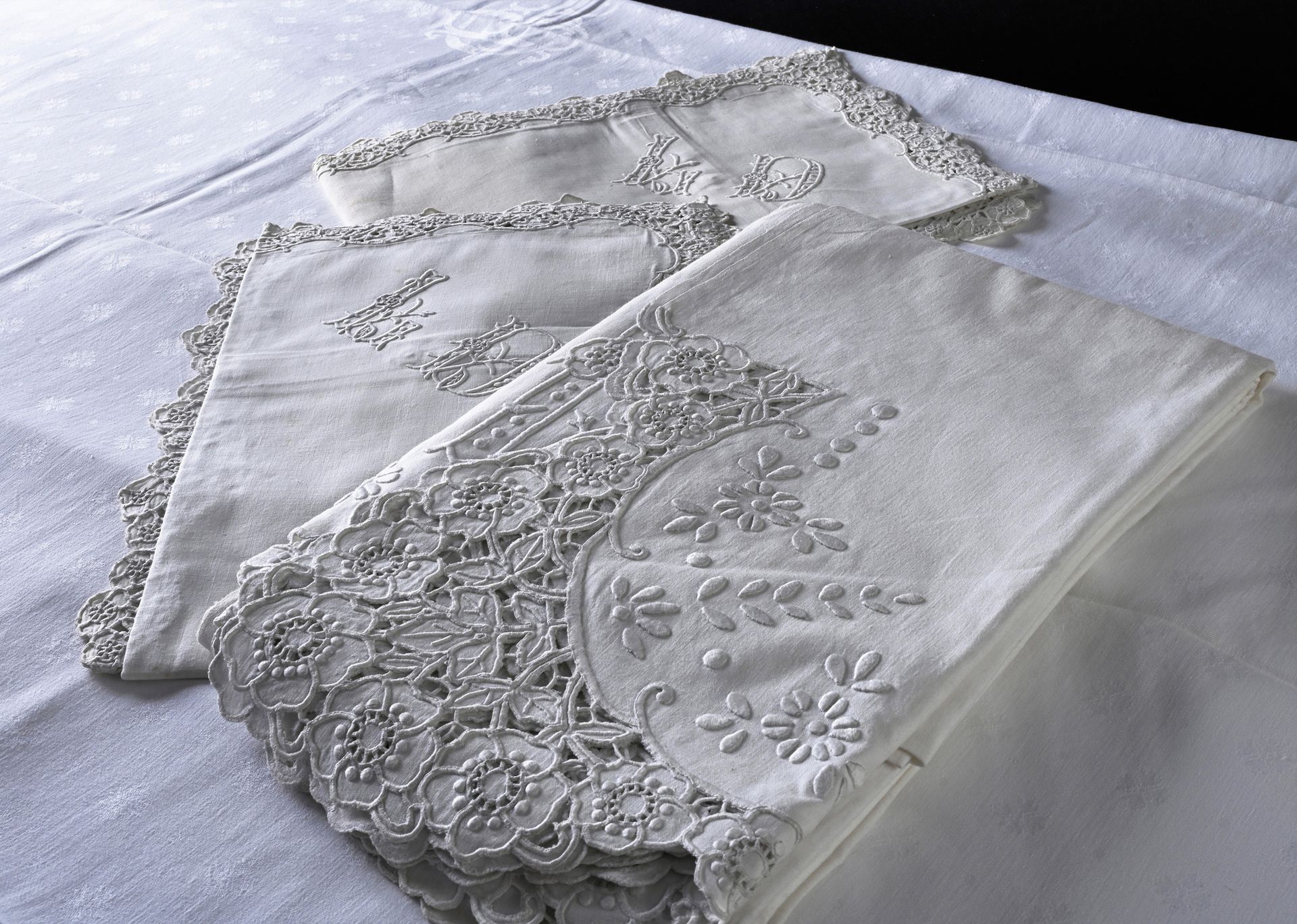 Null Parure de lit drap et taies, broderie Richelieu, 1ère moitié du XXe siècle.&hellip;