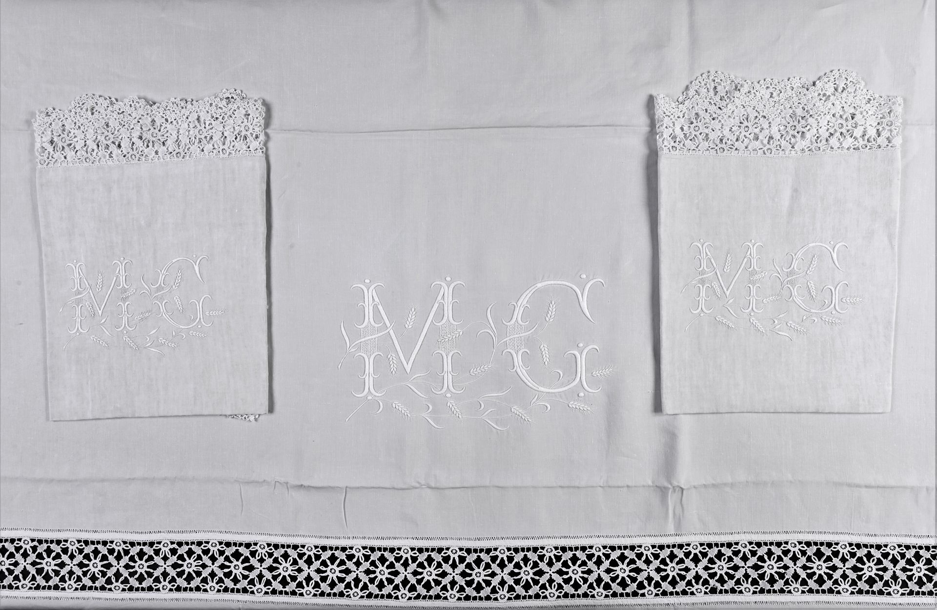 Null 大型床单套装及其枕套，20世纪初。
美丽的亚麻布，长而宽的床单，有一个翻盖，上面装饰着entre-deux和针状花边，翻盖的边缘有非常精细的钩织的小花&hellip;