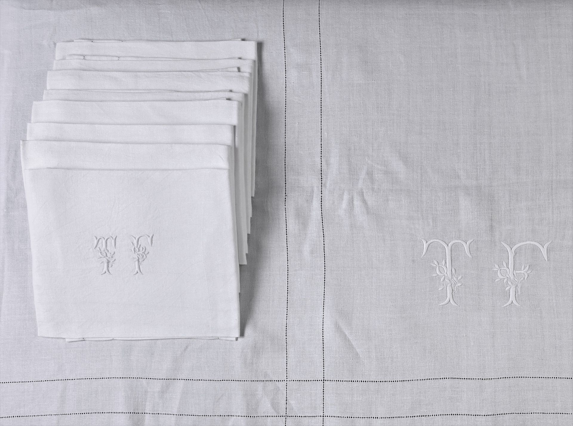 Null 大桌布和十六条餐巾，20世纪初。
花岗岩材质，有精细的日光工程和TF字样，白色和浮雕的刺绣玫瑰花蕾。桌布的尺寸为4米x2米（状况良好，角落里有一块餐巾&hellip;