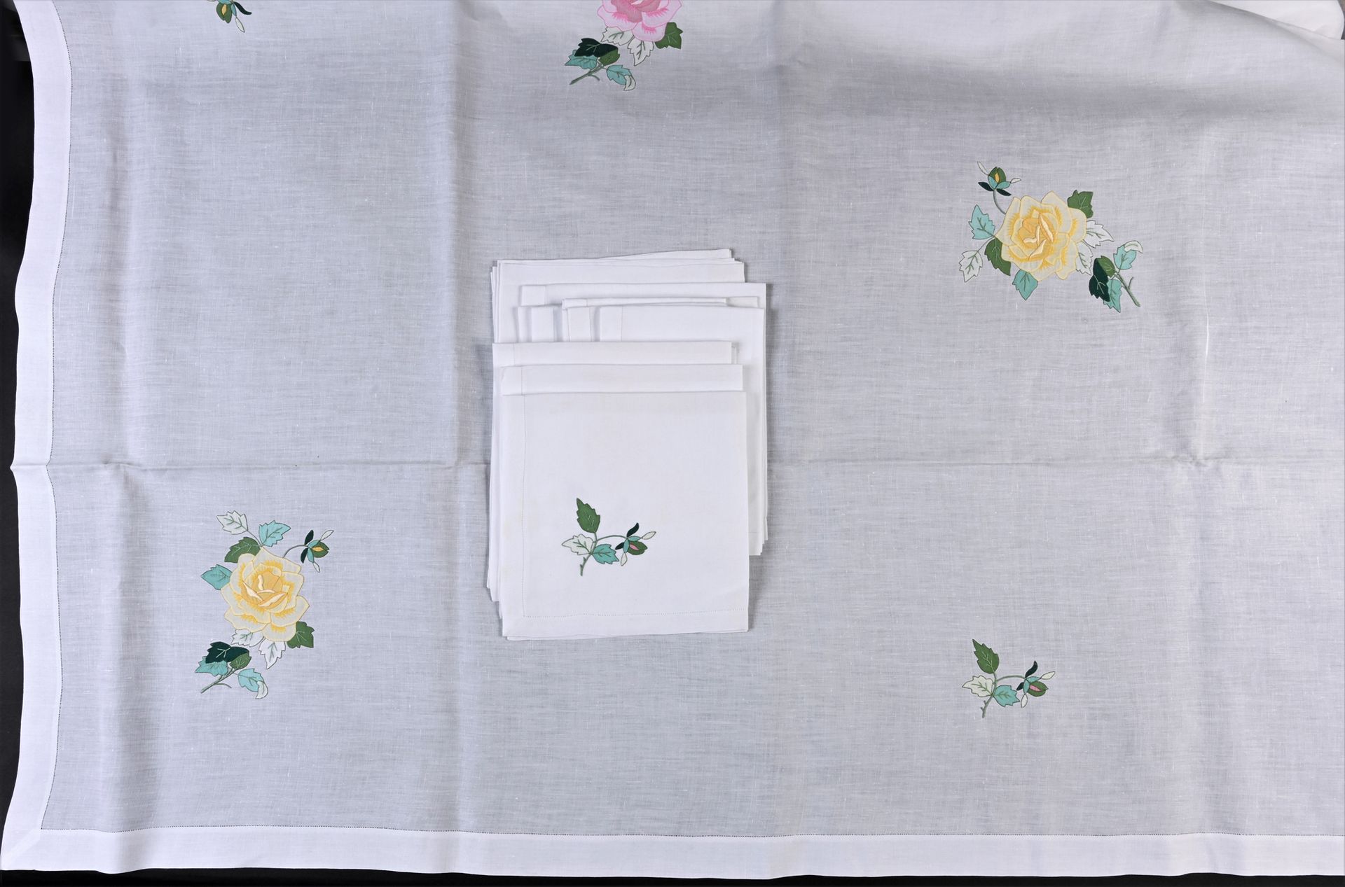 Null Service de table, nappe et douze serviettes aux roses, milieu du XXe siècle&hellip;