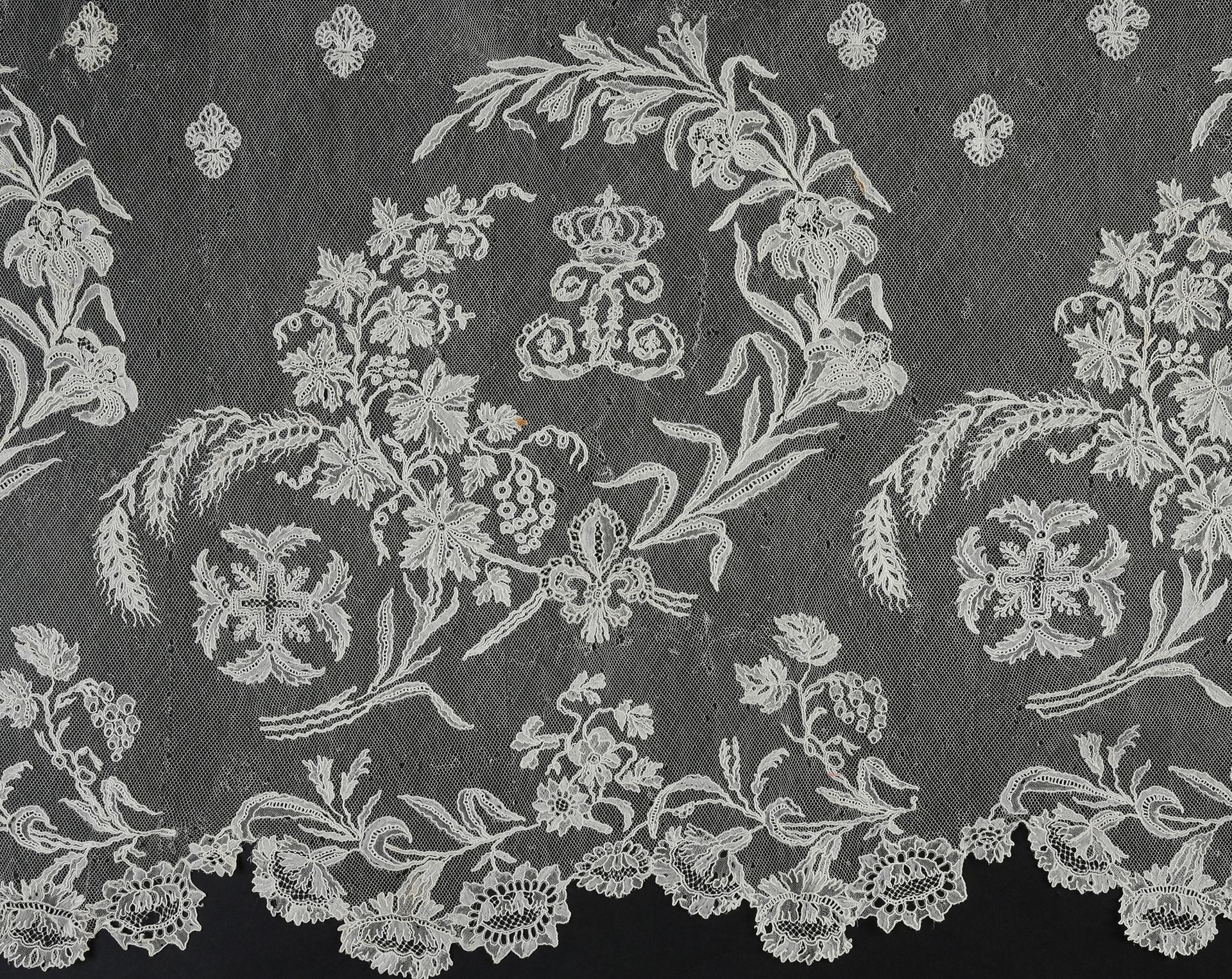 Null 罕见的带有查理十世形象的大型围巾，针和纱锭，布鲁塞尔，约1824-1830年。
混合花边，一些图案是用纱锭做的，另一些是用非常精细的针刺，并应用在一个&hellip;