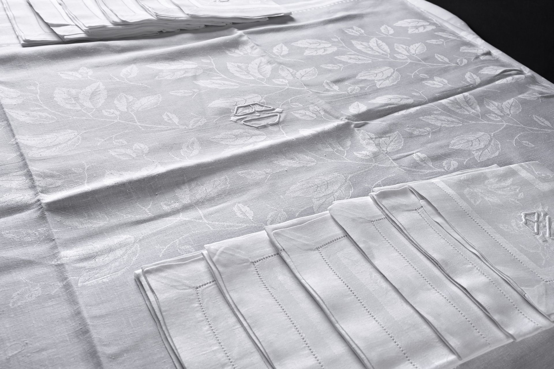 Null Service de table damassé, nappe et douze serviettes, milieu du XXe siècle.
&hellip;