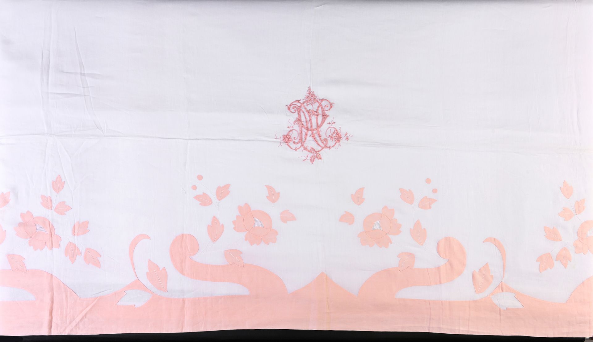 Null 布料与贴花刺绣翻领，20世纪中期。
棉织品，大翻领，装饰有桃红色亚麻布贴花图案，中间有一个大的MP字母图案，上面绣有粉红色的花和叶子。
宽度：2.30&hellip;