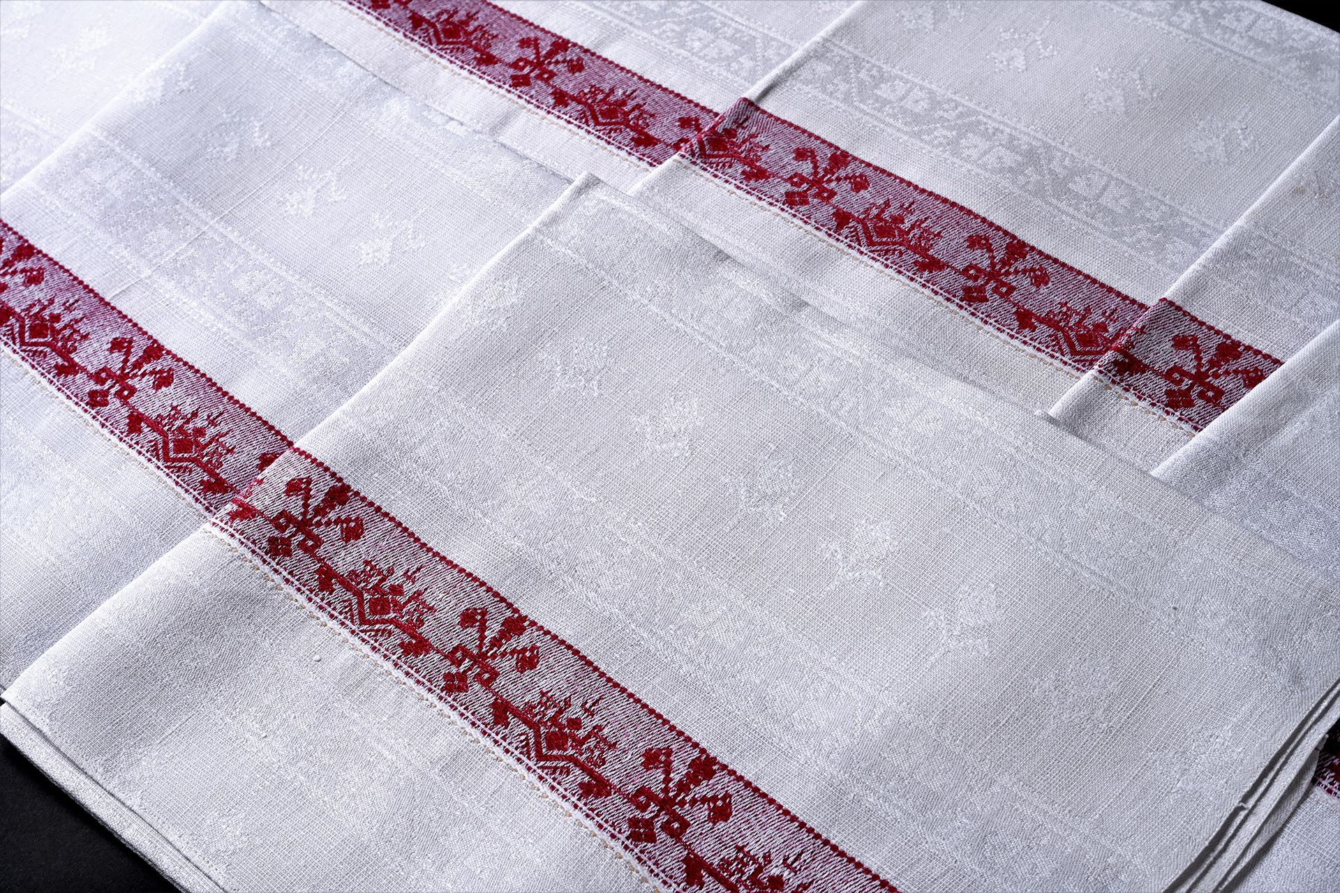 Null 厨房亚麻布，十条大马士革茶巾，20世纪初。
十条大马士革茶巾，装饰有重复的带状造型的花卉图案，红色的棒子上有白色和红色的类似图案，直径85 x 70厘&hellip;