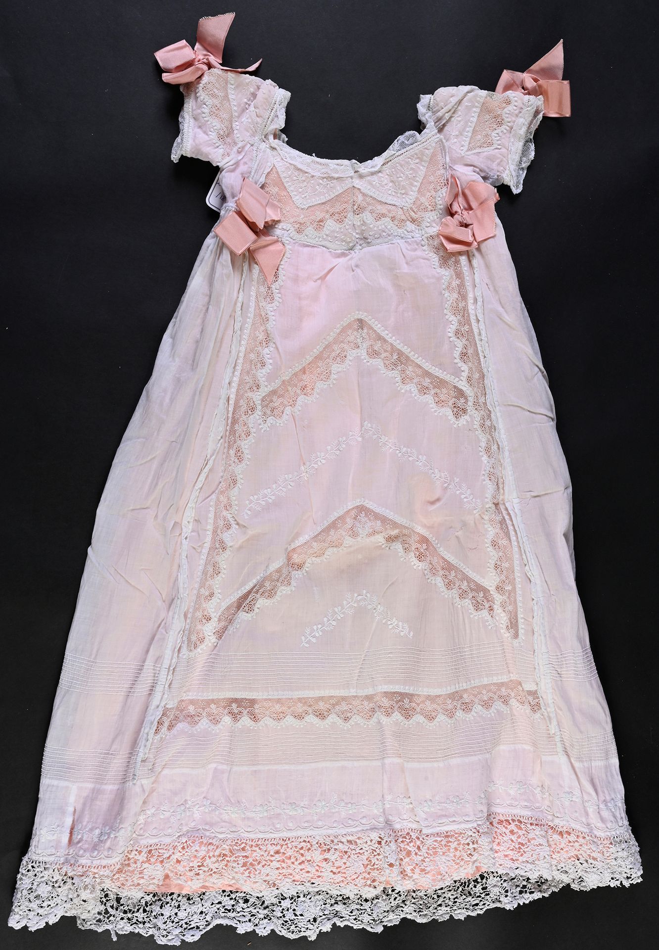 Null 小型洗礼服，刺绣和蕾丝，19世纪末/20世纪初。
短袖，精细刺绣的亚麻布和蕾丝镶嵌，底部有Carrickmacross翻边（小的撕裂）。