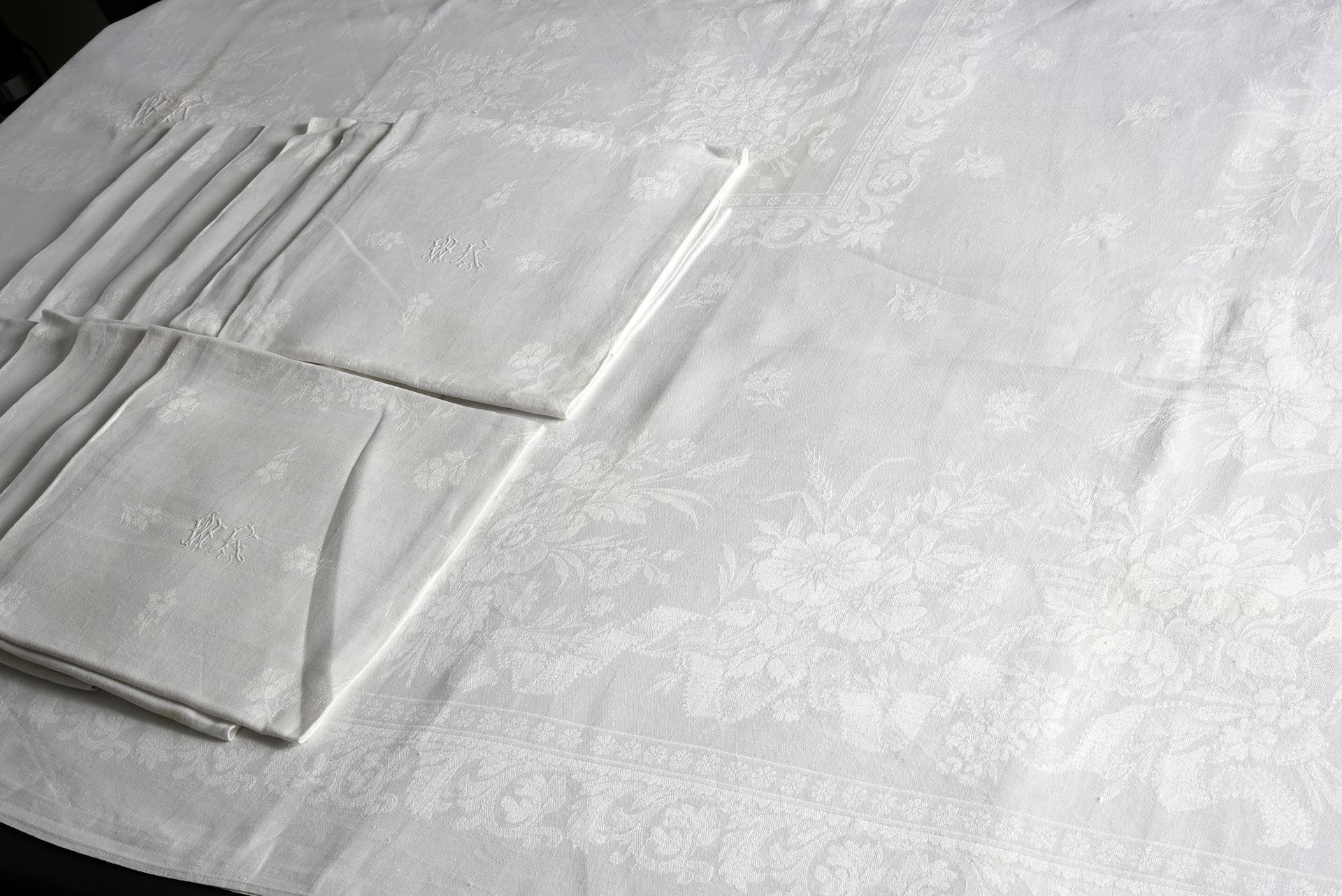Null Vajilla de damasco, mantel y doce servilletas, 2ª mitad del siglo XIX.
Dama&hellip;