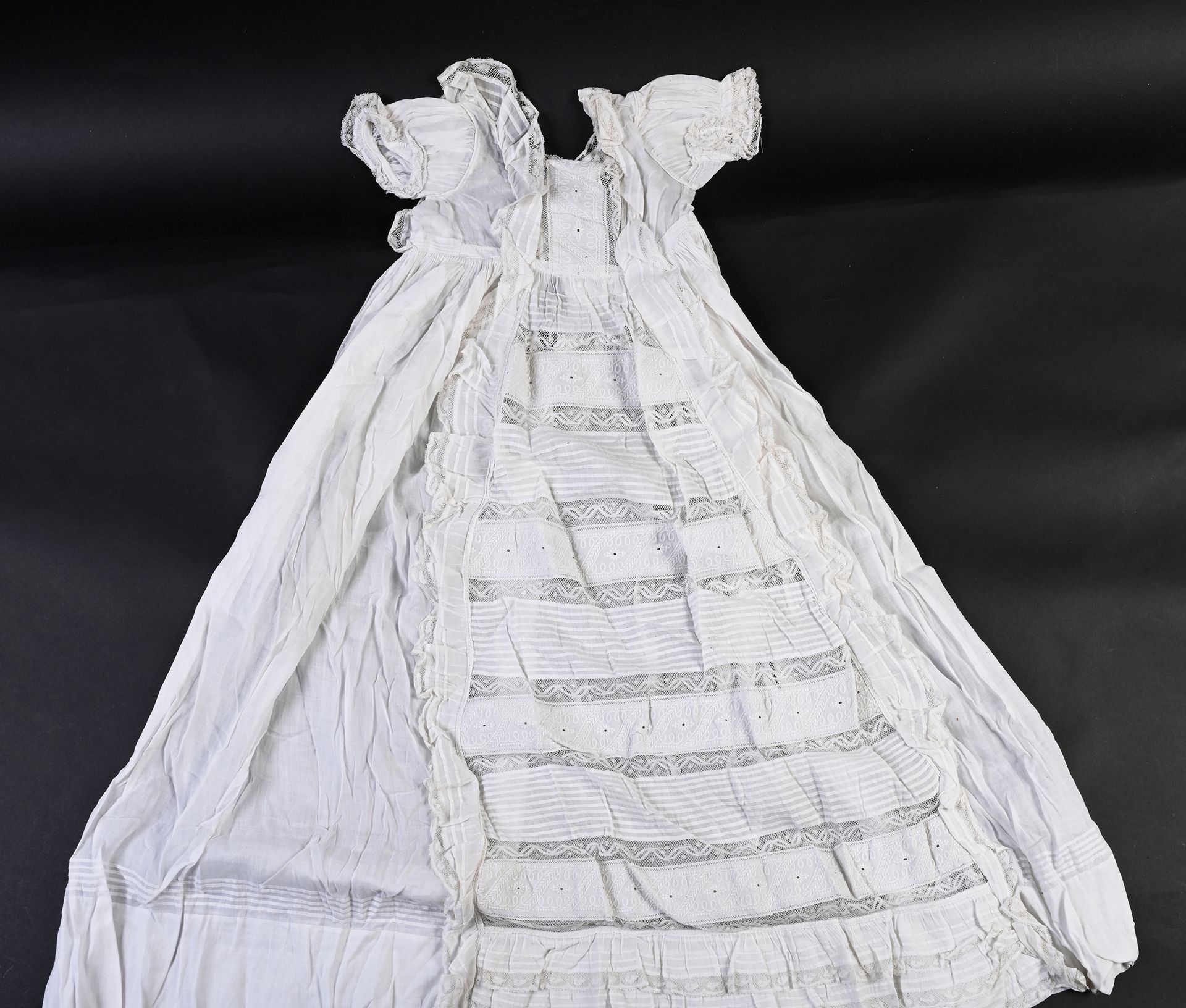Null Une robe de baptême brodée et en dentelle, fin du XIXe siècle.
Robe à manch&hellip;