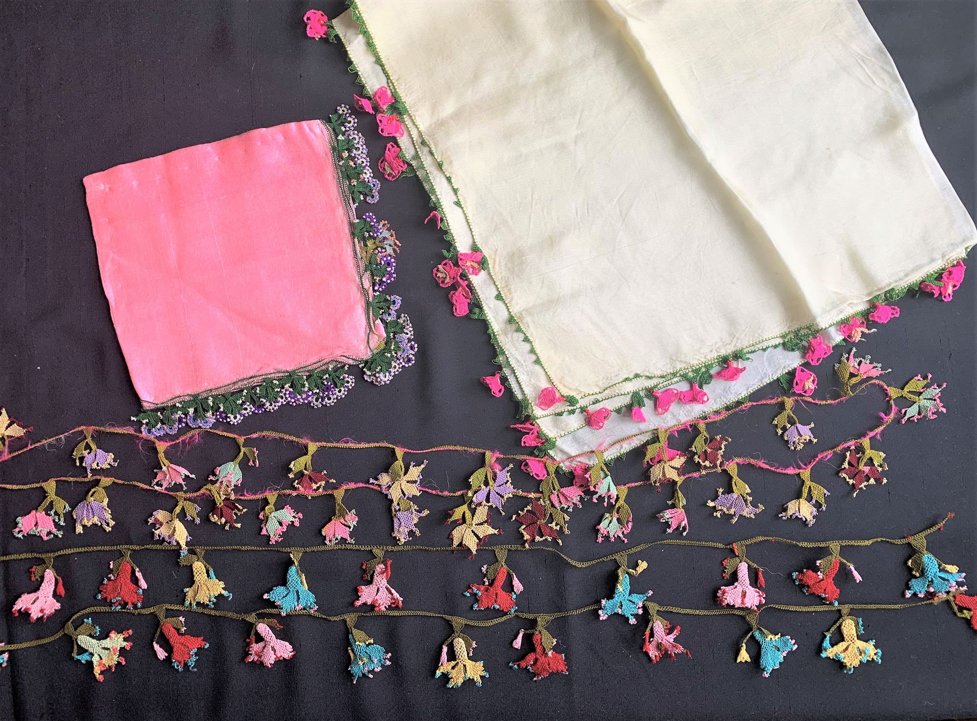Null 两条围巾和两个边框，Oya，针线活，希腊或土耳其，20世纪上半叶。





两个人造丝中心的花边，一个是粉红色的，从未使用过，但折叠后有原来的固定缝&hellip;