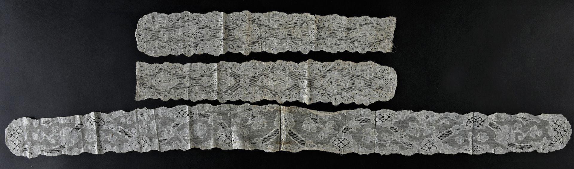 Null 两对胡须，梅赫伦，主轴，约1750-60。

以亚麻布精制而成，其中一对胡须有罕见的编织背景，花卉图案和软卡图，装饰有小图案或雪花填充物，浅象牙色，直&hellip;