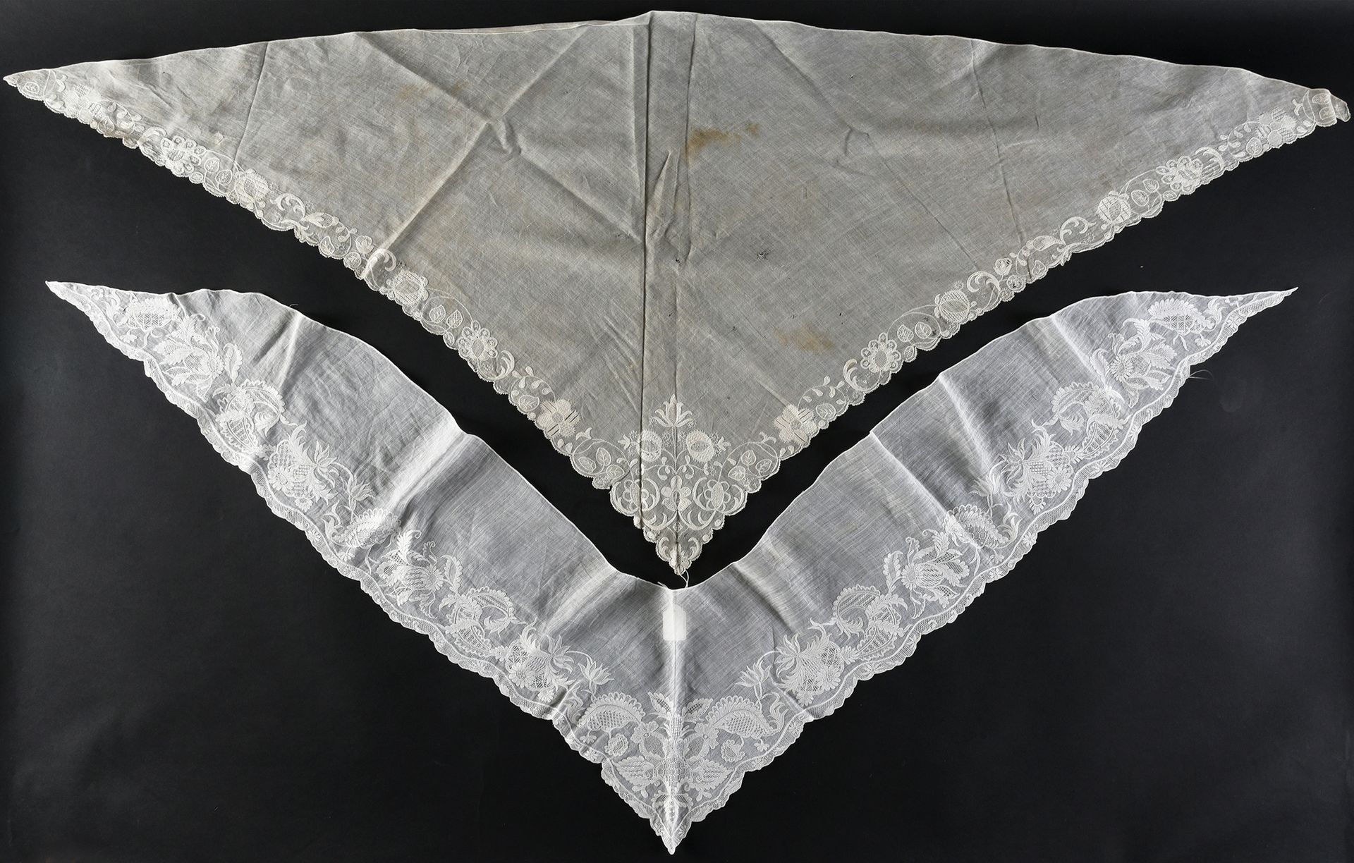 Null Fichus，德累斯顿刺绣，德国，18世纪中期。

两件非常精细的棉布刺绣菲克斯，其中一件有一个美丽的大型异国花朵的宽边装饰，装饰有大量的散线和抛物线&hellip;