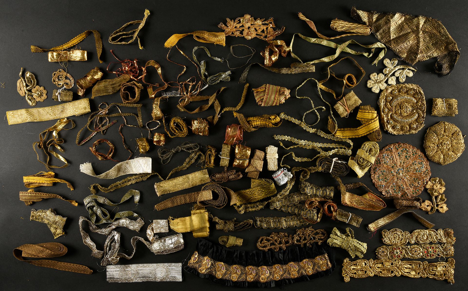 Null 金和银的传递器，辫子和贴花刺绣，18和19世纪。

重要的装饰品和辫子收藏，主要是金线和黄棉线，有些是铜线或银线，大部分是19世纪末和20世纪初的（状&hellip;