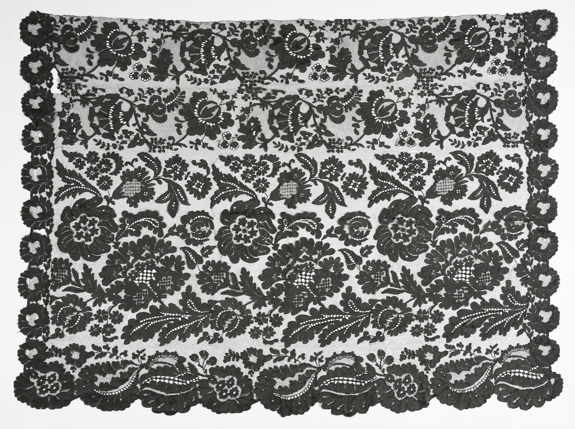Null Blonde aux fuseaux的长方形面纱，19世纪下半叶。

用美丽的叶子和大的异国花朵装饰着各种点，扇形的边框上有盛开的玫瑰花，在麦尔兹中工&hellip;
