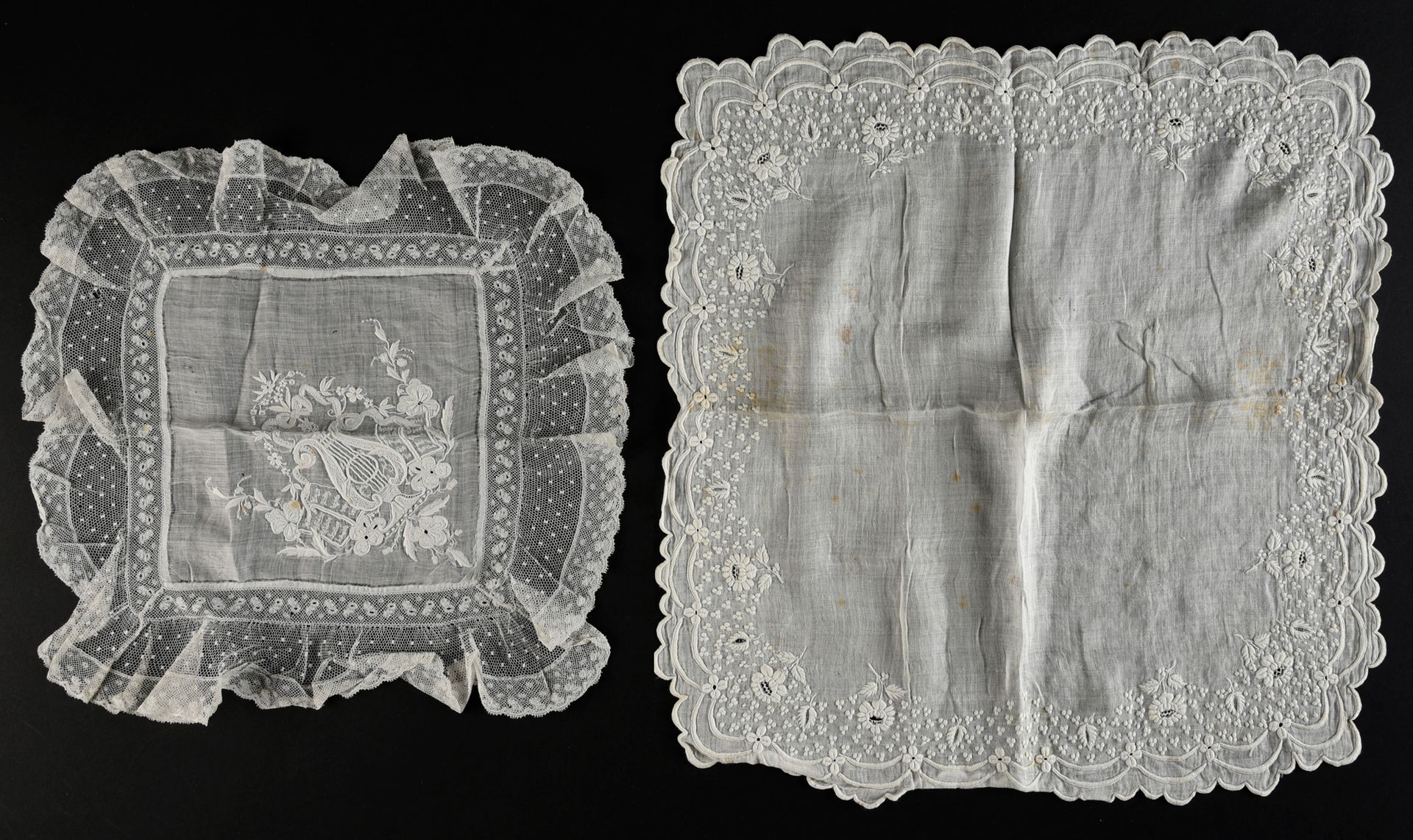 Null 一块刺绣的亚麻布手帕和桌巾，19世纪中期。

一块绣有精致花朵和扇形边缘的精美手帕（有零星污渍）和一块绣有三色堇和音乐寓言的手帕，用梅花针和沙针精细绣&hellip;