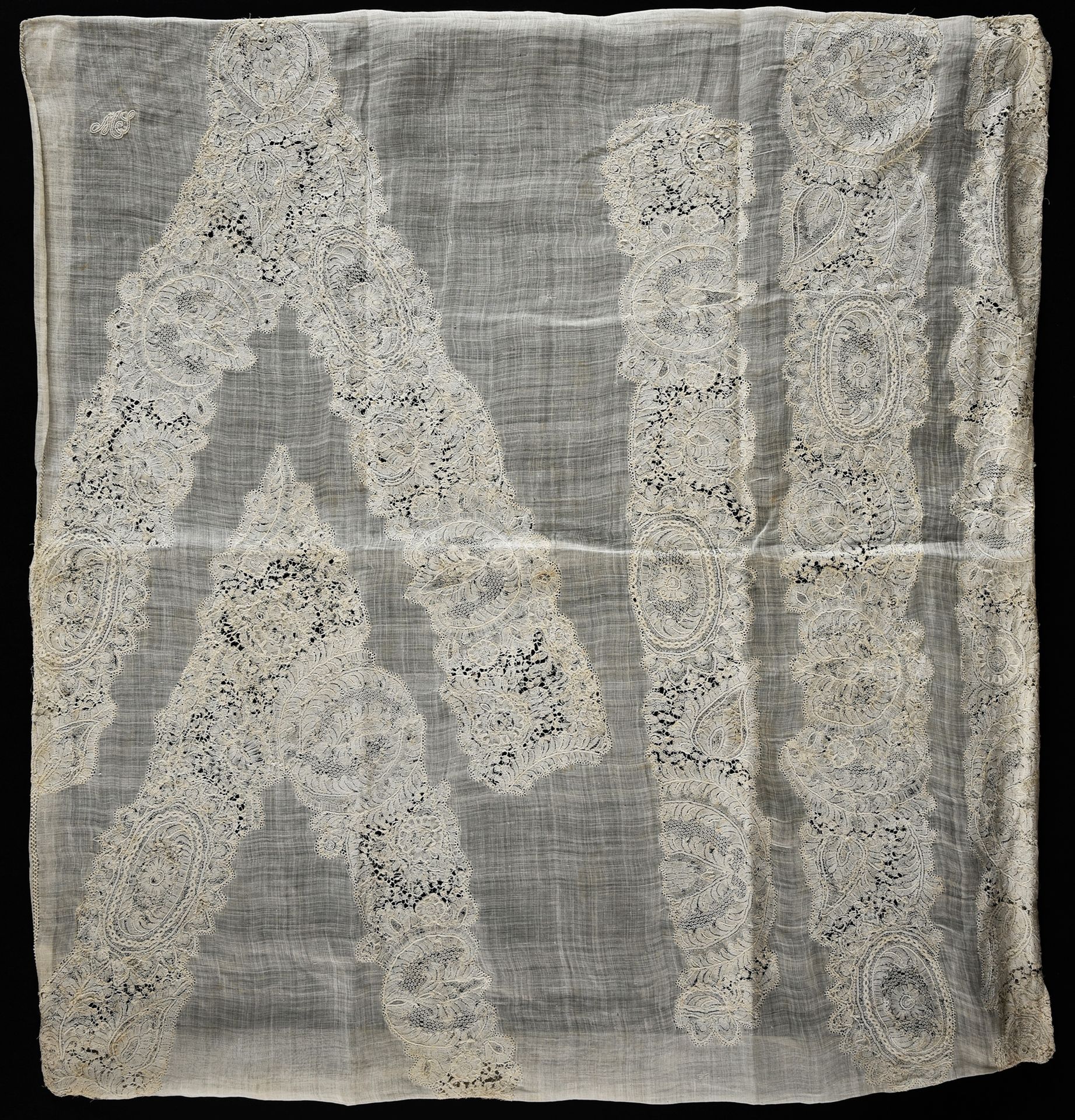 Null 布鲁塞尔花边的枕套，锭子，约1730-40。

枕套在19世纪用手工编织的亚麻布制作，并镶嵌有18世纪上半叶的布鲁塞尔花边。花边上非常精细地镶嵌着土耳&hellip;