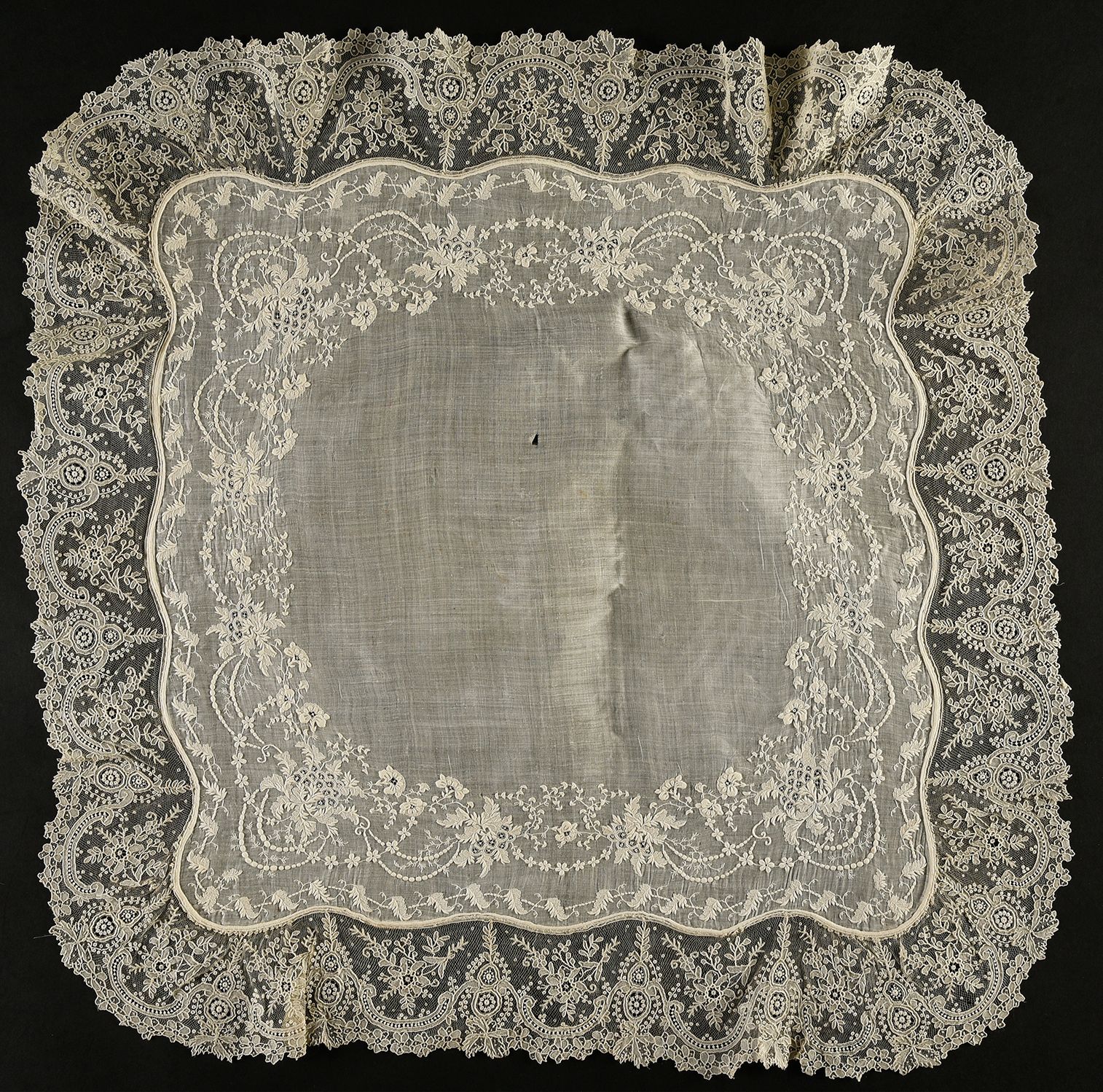 Null 非常大的绣花新娘手帕，Point de Gaze，19世纪中期。在手织亚麻布上非常精细地用梅花针和沙针绣出了一个大的花环，花环上的叶子、花朵和美丽的果&hellip;