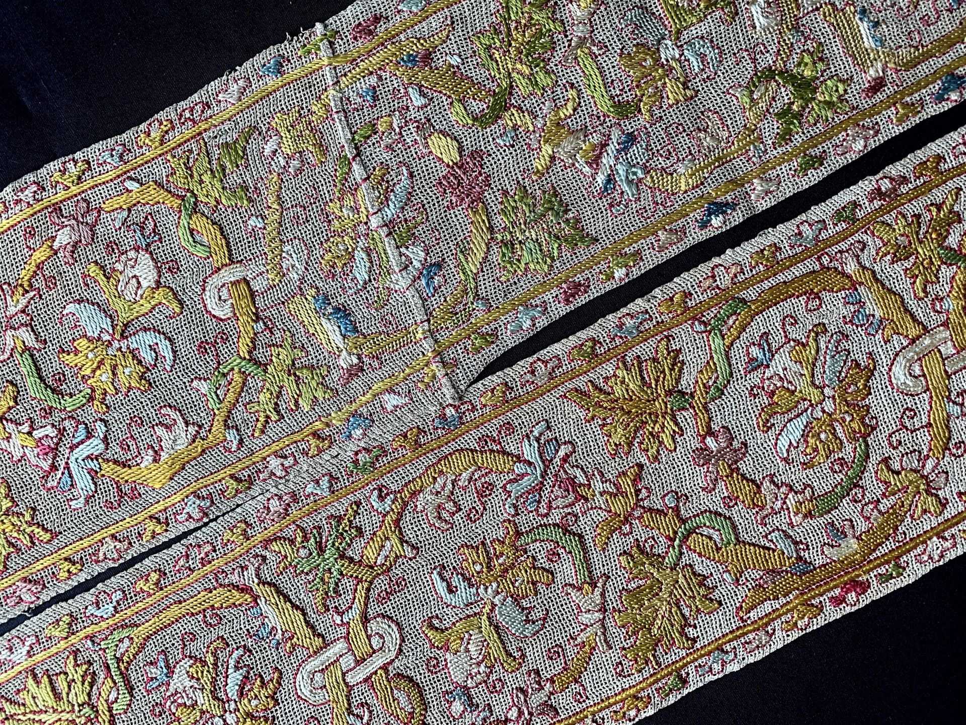 Null 罕见的多色Buratto边框，意大利，17世纪初。

两条缝制的边框，用赭石色的布拉托绣有卷轴，上面绣有梦幻般的花朵和风格化的叶子，用蜂蜜色、淡蓝色、&hellip;