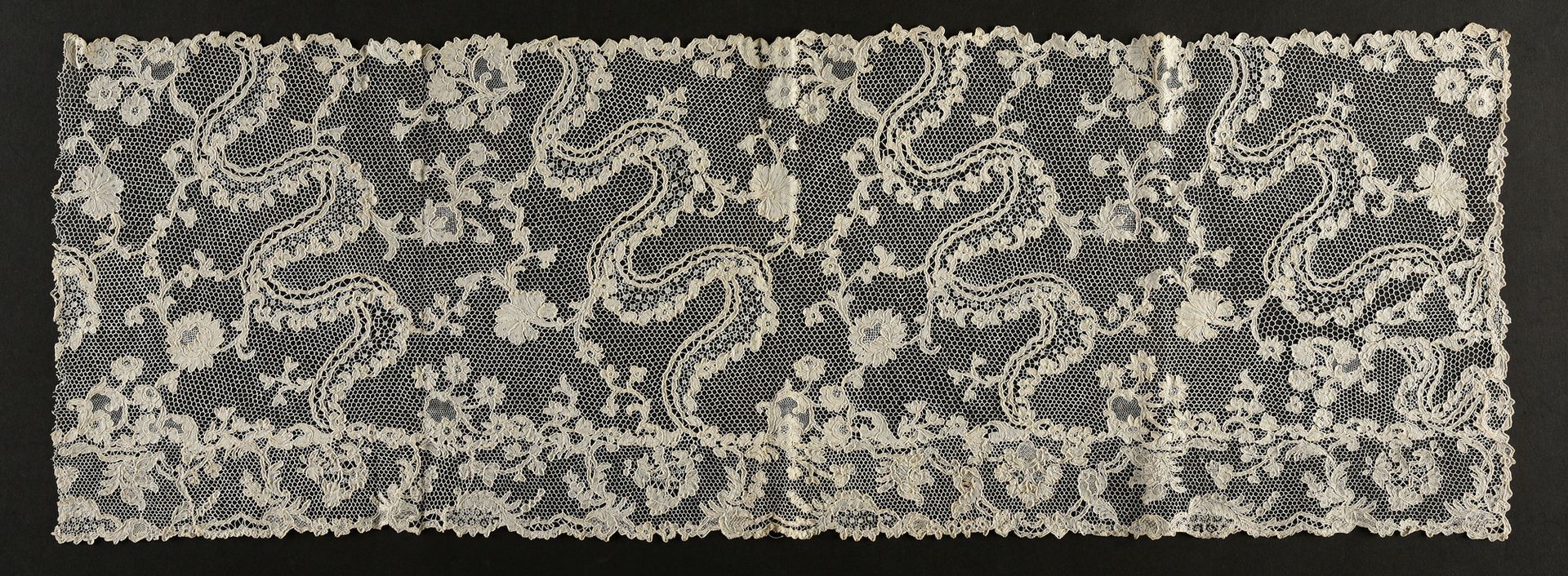 Null 围巾，阿根廷，针线活，约1750-70。

围巾被设计得非常紧密的荷叶边扩大，一端被截断。装饰着柔软的起伏花环，上面有一系列的花朵和时尚的绳索，并由罕&hellip;