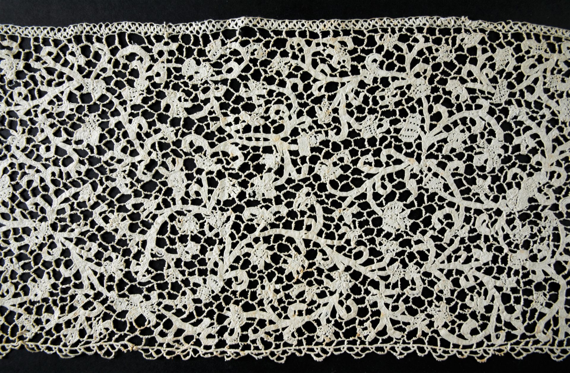 Null Large border in needle lace, Italy, late seventeenth century.

Long Coralin&hellip;