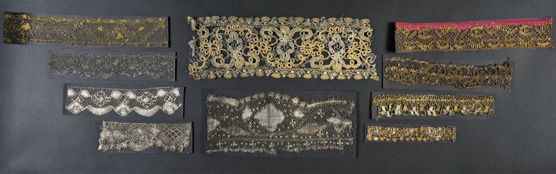 Null 17和18世纪下半叶的金属梭织花边的文件。

一件罕见的金银丝线花边和金色平线的文件，尺寸：40厘米x 13.5厘米（一般状况良好，有氧化现象）

参&hellip;