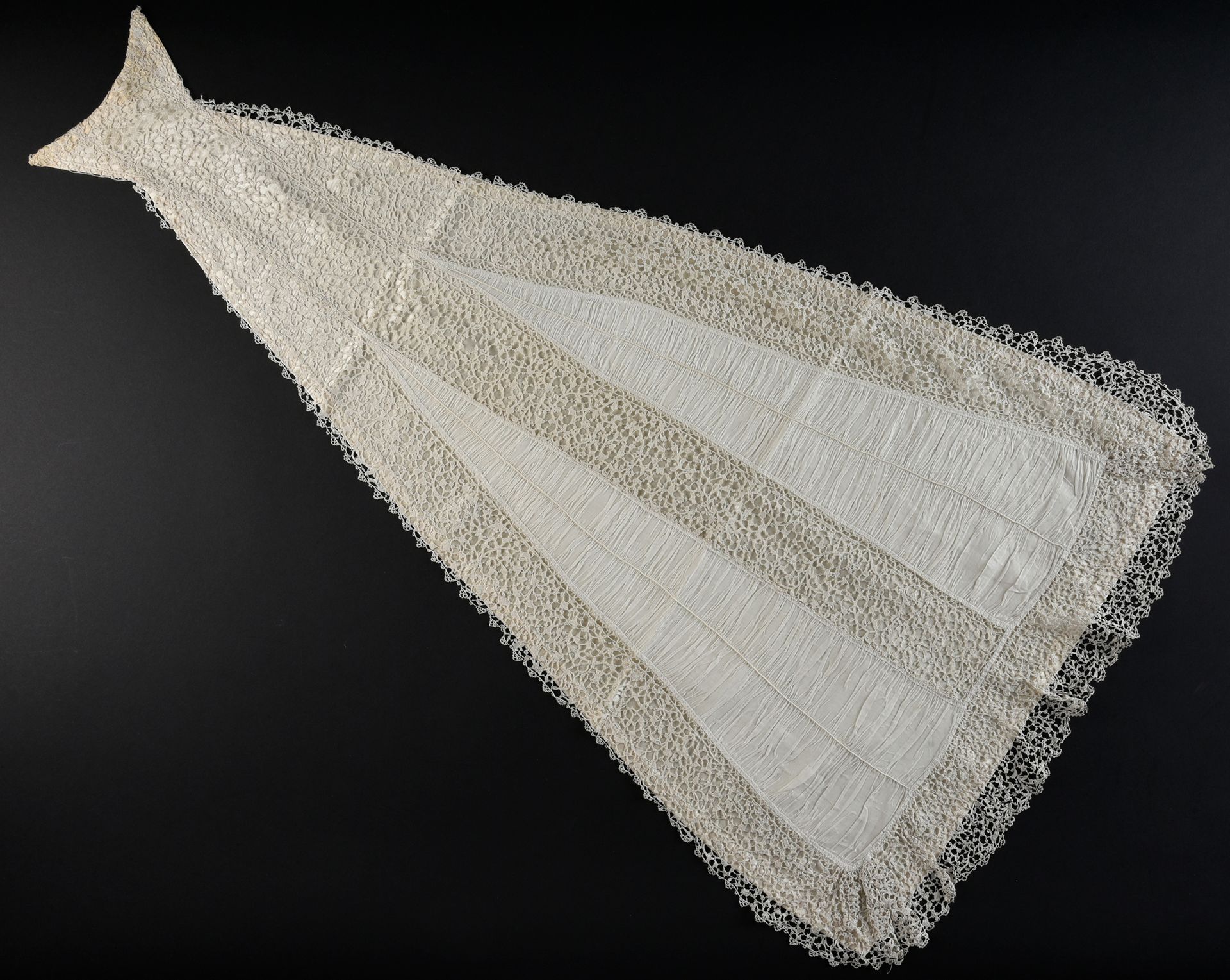 Null 科拉林，针状花边，意大利，17世纪末。

新生儿展示围裙在19世纪重新制作，结构上有聚集的亚麻布条和细针花边''Coraline''的褶皱，可追溯到1&hellip;