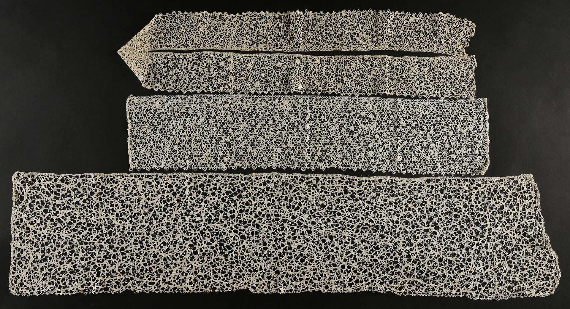 Null 三条围脖，科拉林，针刺，17世纪第四季度。

有细密的蛭石图案，用小花点缀，用环形和皮纹的带子连接，其中一个1米x22.5厘米（状况良好），另外两个用&hellip;