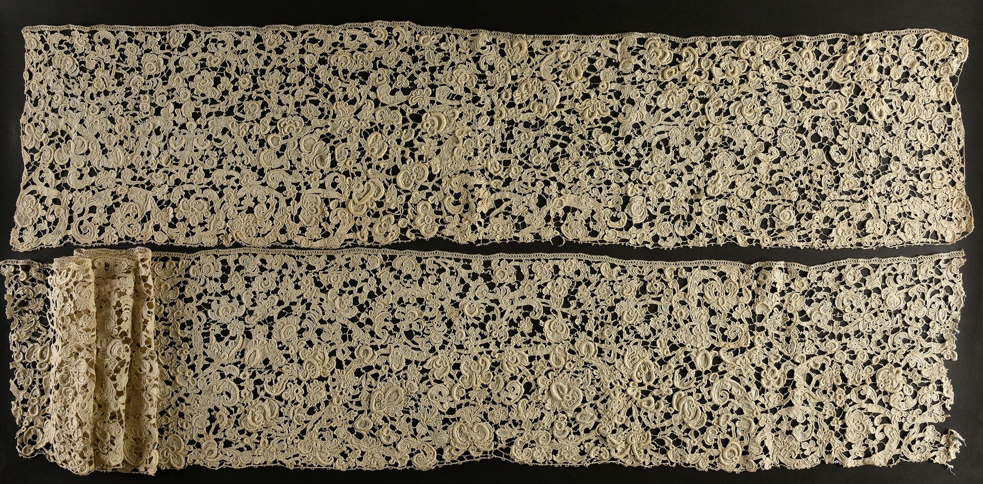 Null 边框，Gros Point de Venise，针刺，17世纪第三季度。

两个大的边框，有类似的图案，丰富的枝条装饰，用不同的针法装饰着无数的异国花&hellip;