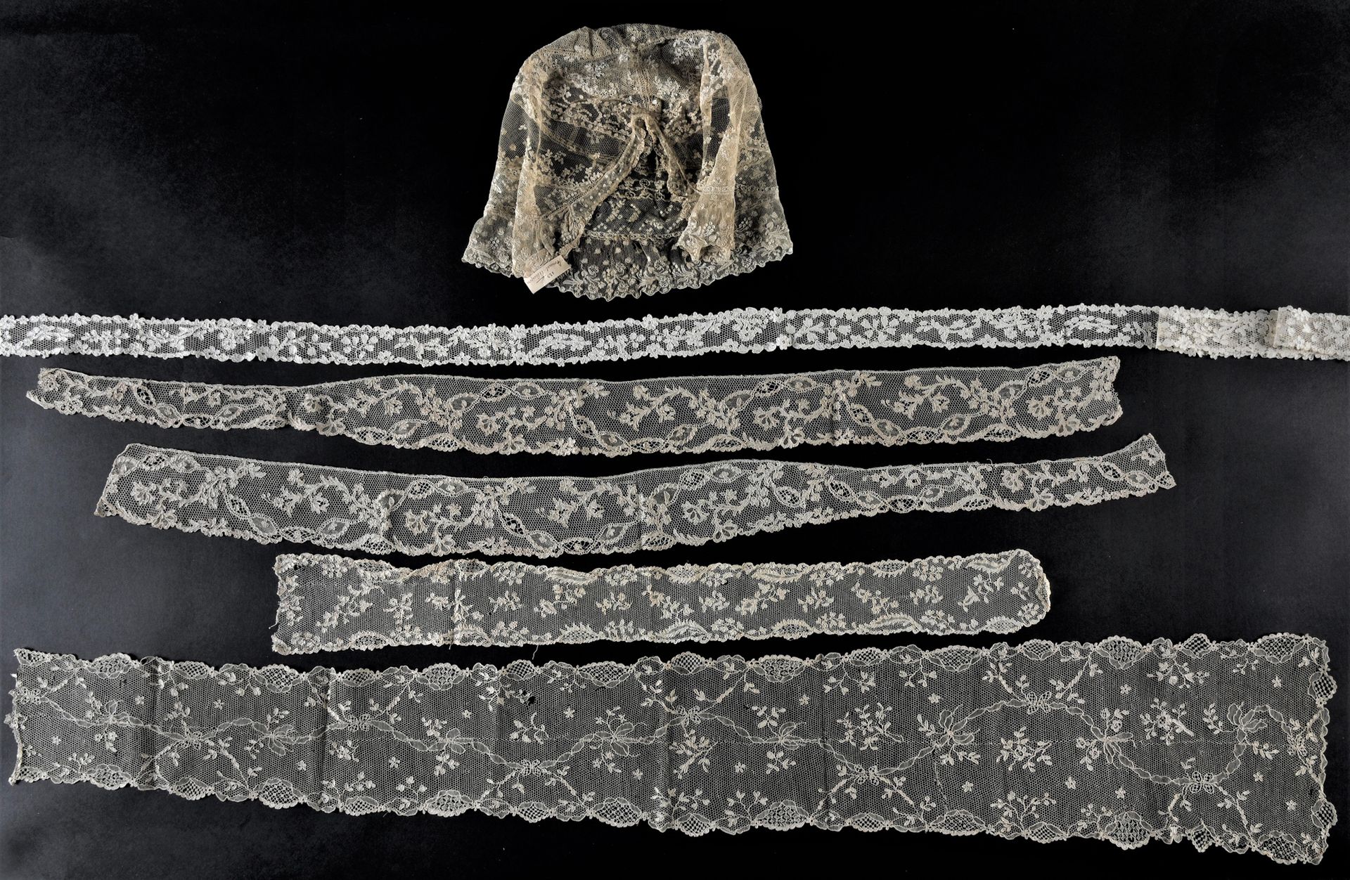 Null 针刺花边的妇女服装配件，阿根廷，约1760-70。

有花卉装饰和六边形的网状结构，用花环缝制，象牙色或奶油色的亚麻布精细制作。

一顶帽子，由阿根廷&hellip;