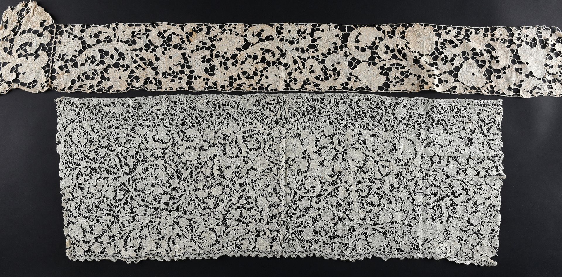 Null 威尼斯花边，平针，针刺，17世纪下半叶。

两条荷叶边，用不同的针法加工出花朵和卷轴图案，皮纹凸缘网络。亚麻布。

同一时期的象牙色对接花边，但采用了&hellip;