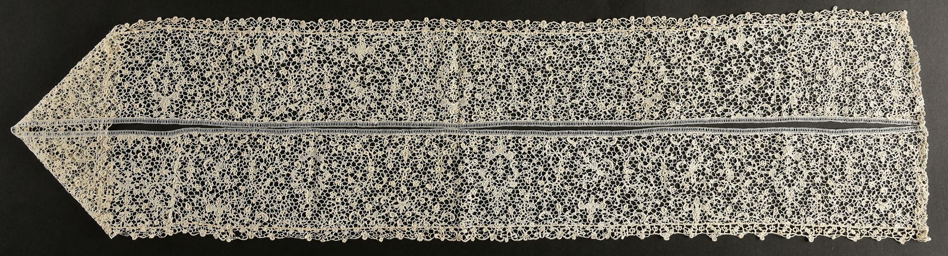 Null 边界，法国点，针刺，17世纪末。

非常精细的针线活，对称的装饰代表了Bérain的设计，精细的叶子，烛台，雨篷和小的卡图，用各种针法装饰，并以皮卡刺&hellip;