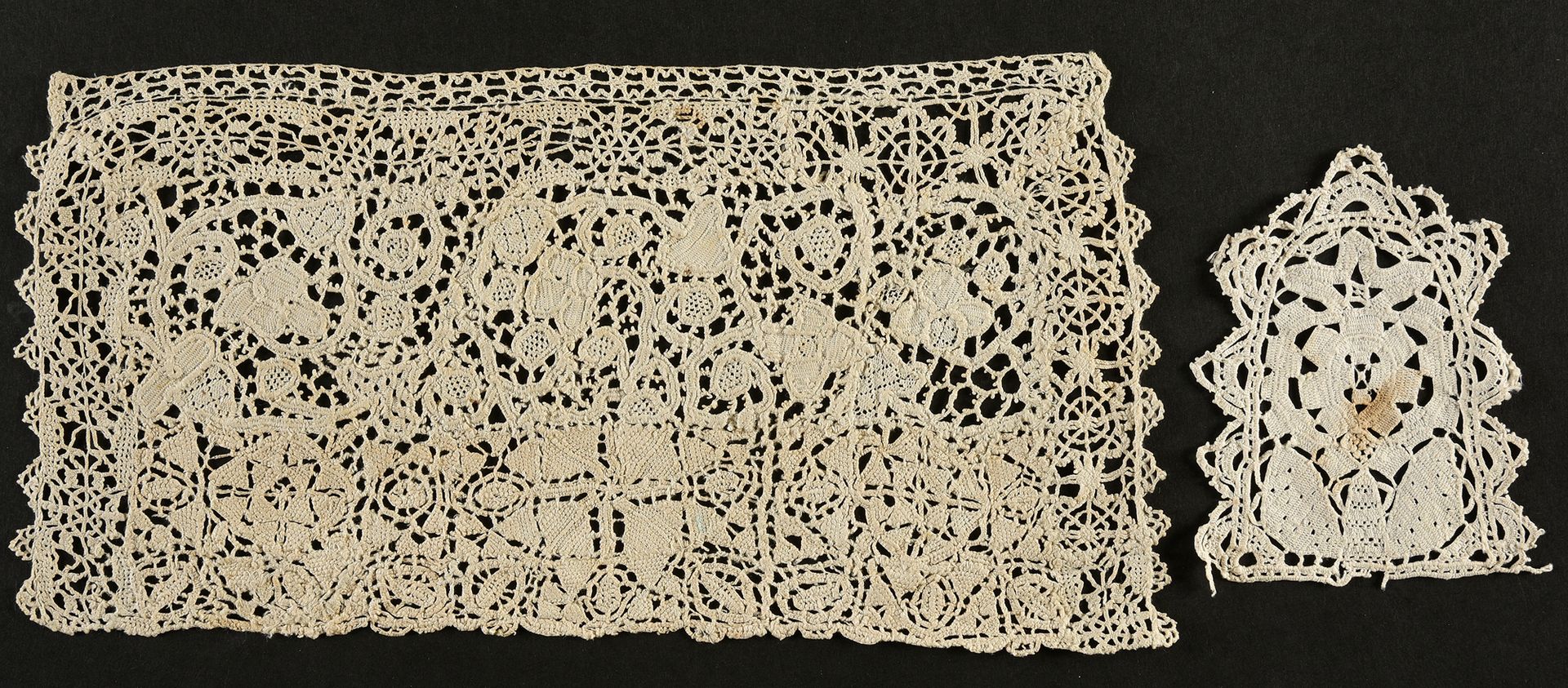 Null 两个针状花边，英国，17世纪上半叶。

浅象牙色亚麻布，其中一个由两个不同图案的组合边框和一个带有小玫瑰花的精细波纹花边环绕组成，尺寸为25厘米x12&hellip;